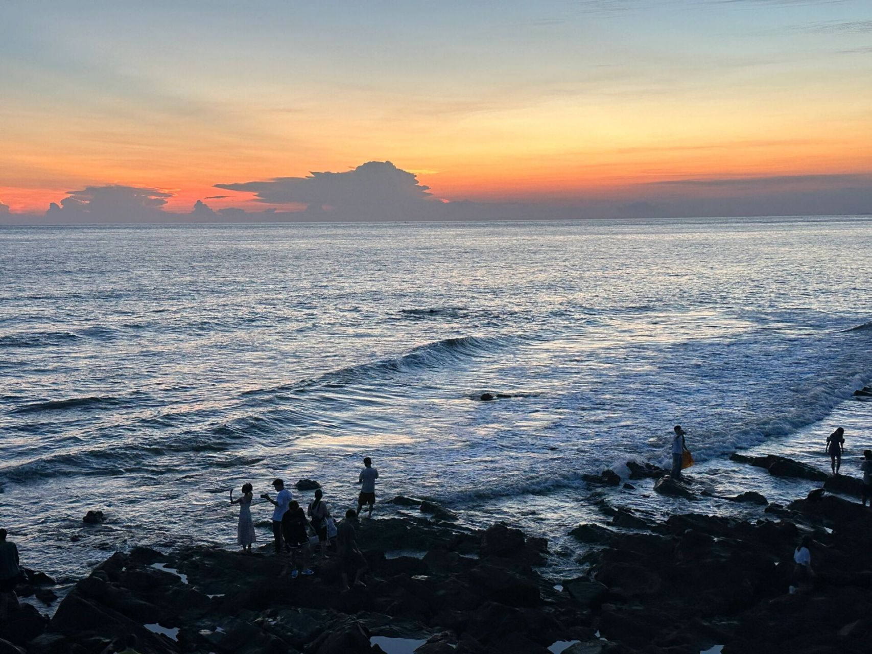 北海冠头岭 看一万次也会心动的日落93 在北海冠头岭的海边 很多人