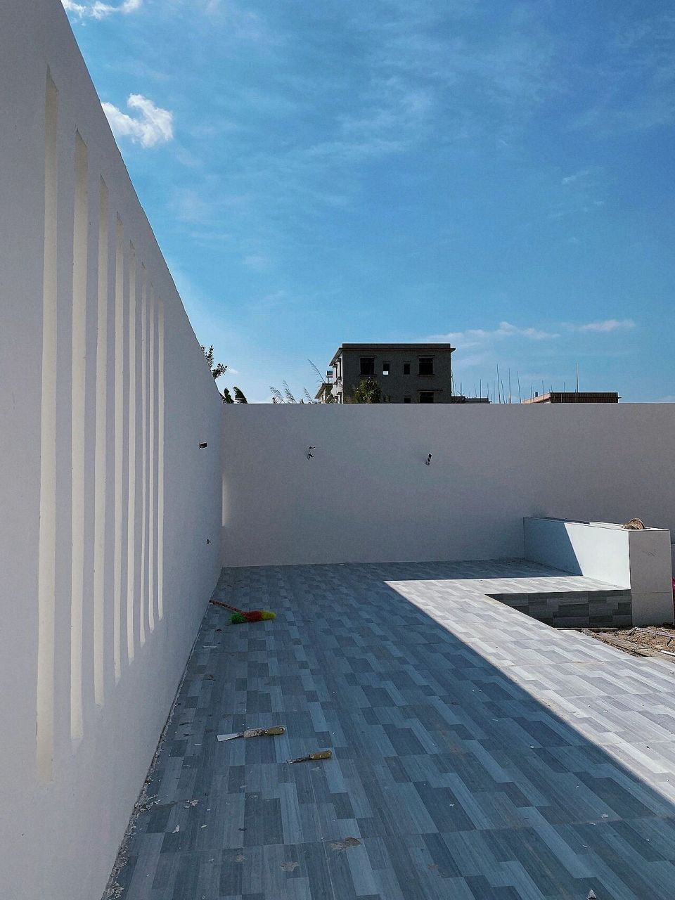 庭院大白围墙上漆 内围墙用的是白色外墙乳胶漆,防水防尘型.