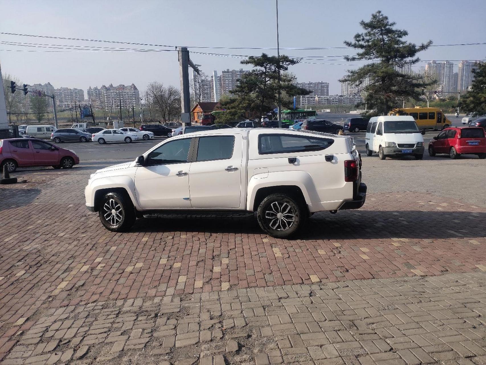 江铃域虎7后尾箱斜盖装车效果!兄弟商务皮卡加装