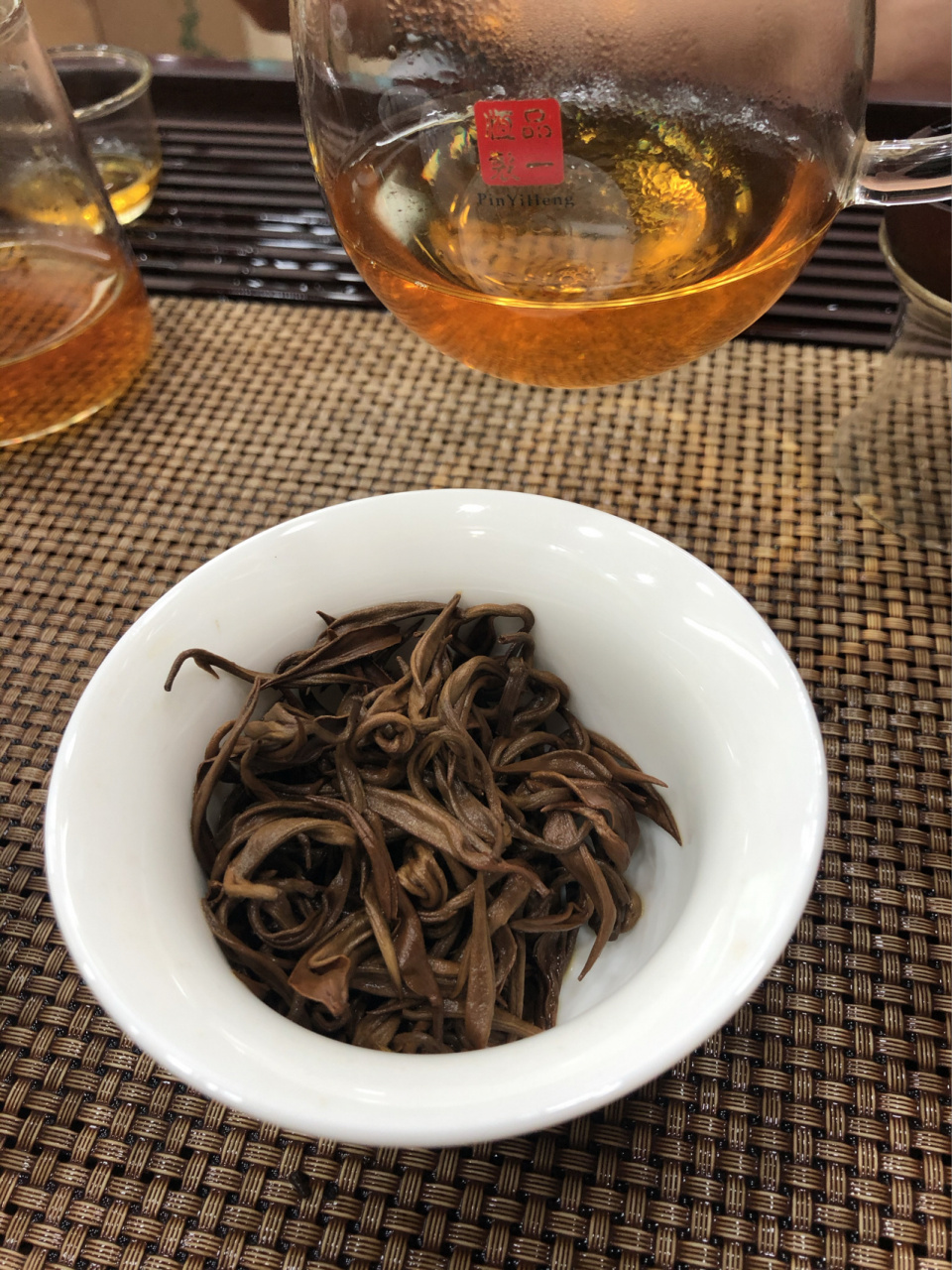 金螺滇红 云南滇红又称金螺,它是世界茶叶市场著名的红茶品种,金螺用