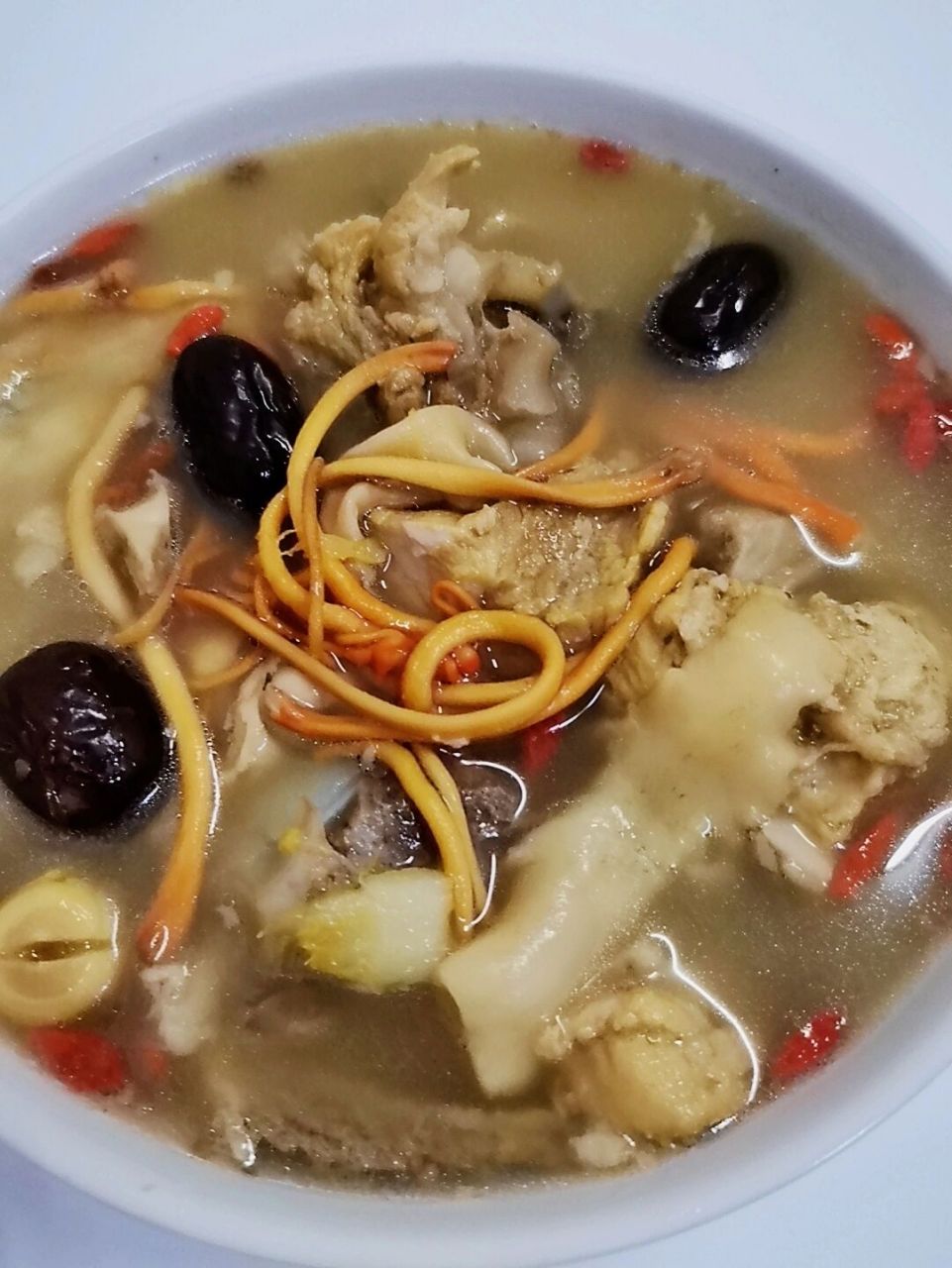 今天给大家分享一款广东老火靓汤97虫草花花胶筒骨汤,滋补养颜