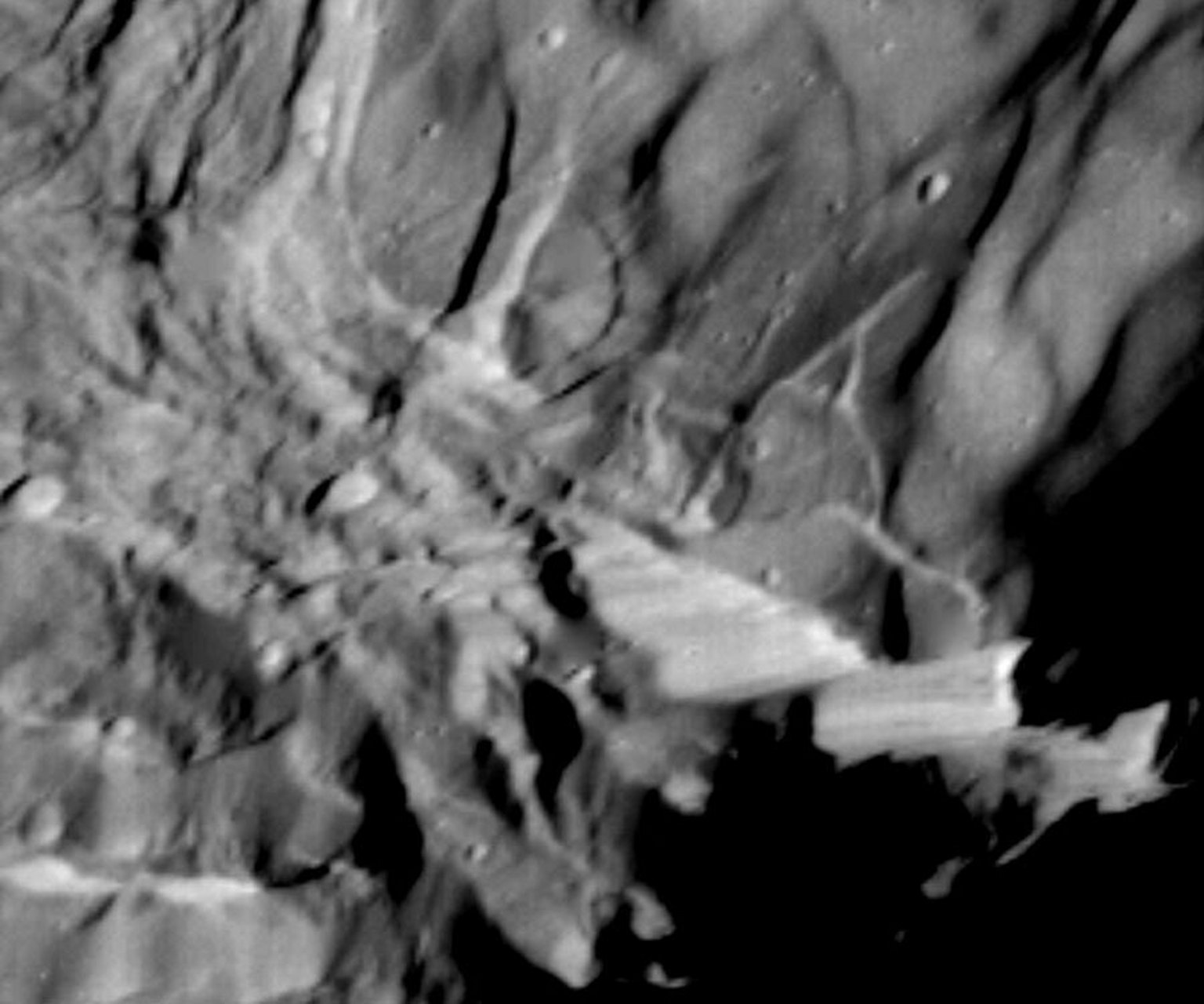 维罗纳断崖: 太阳系最高的悬崖 