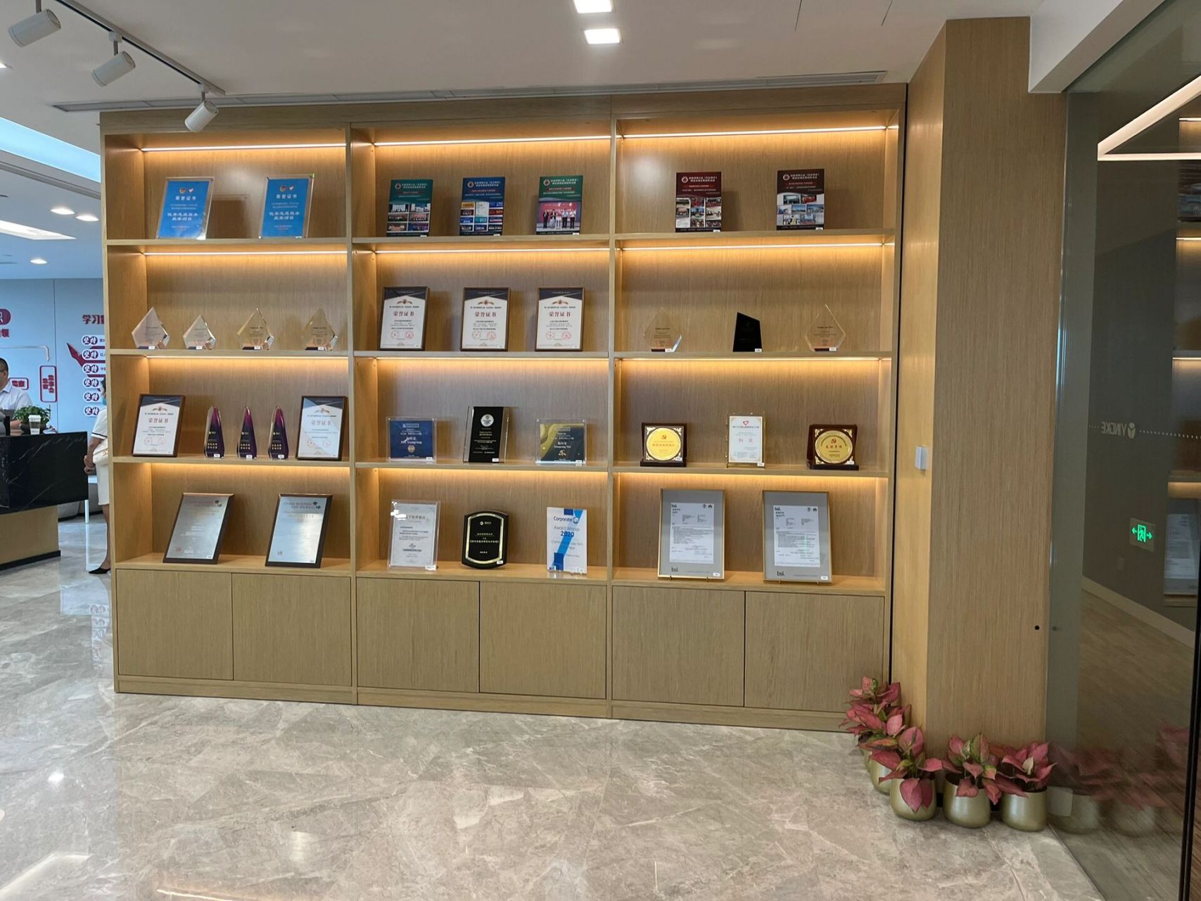 荣誉墙可做成荣誉证书柜 有条件的也可以把荣誉墙做成荣誉柜,摆放更