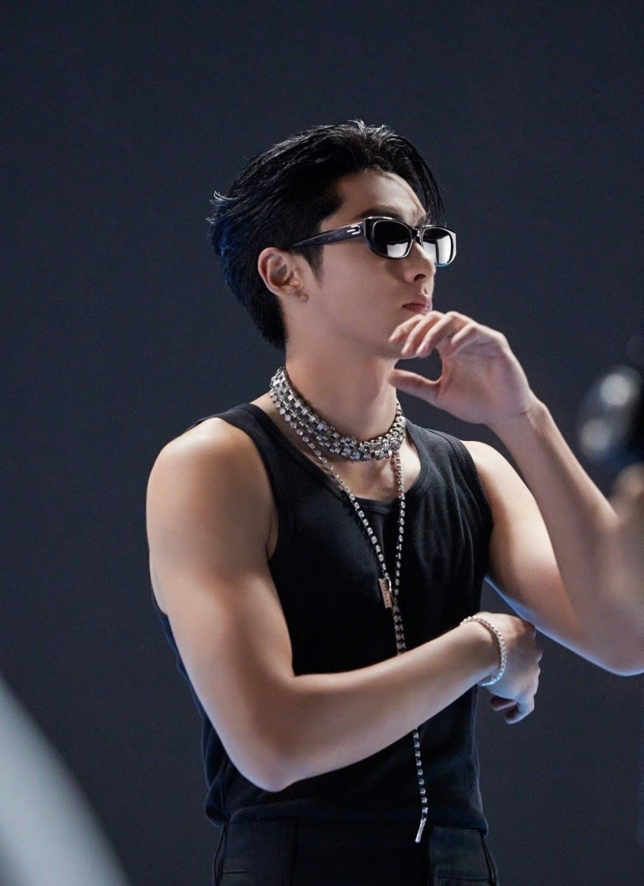 王鹤棣肚子#王鹤棣真的很自律呀,想看腹肌请直说,我也爱看,身材估理