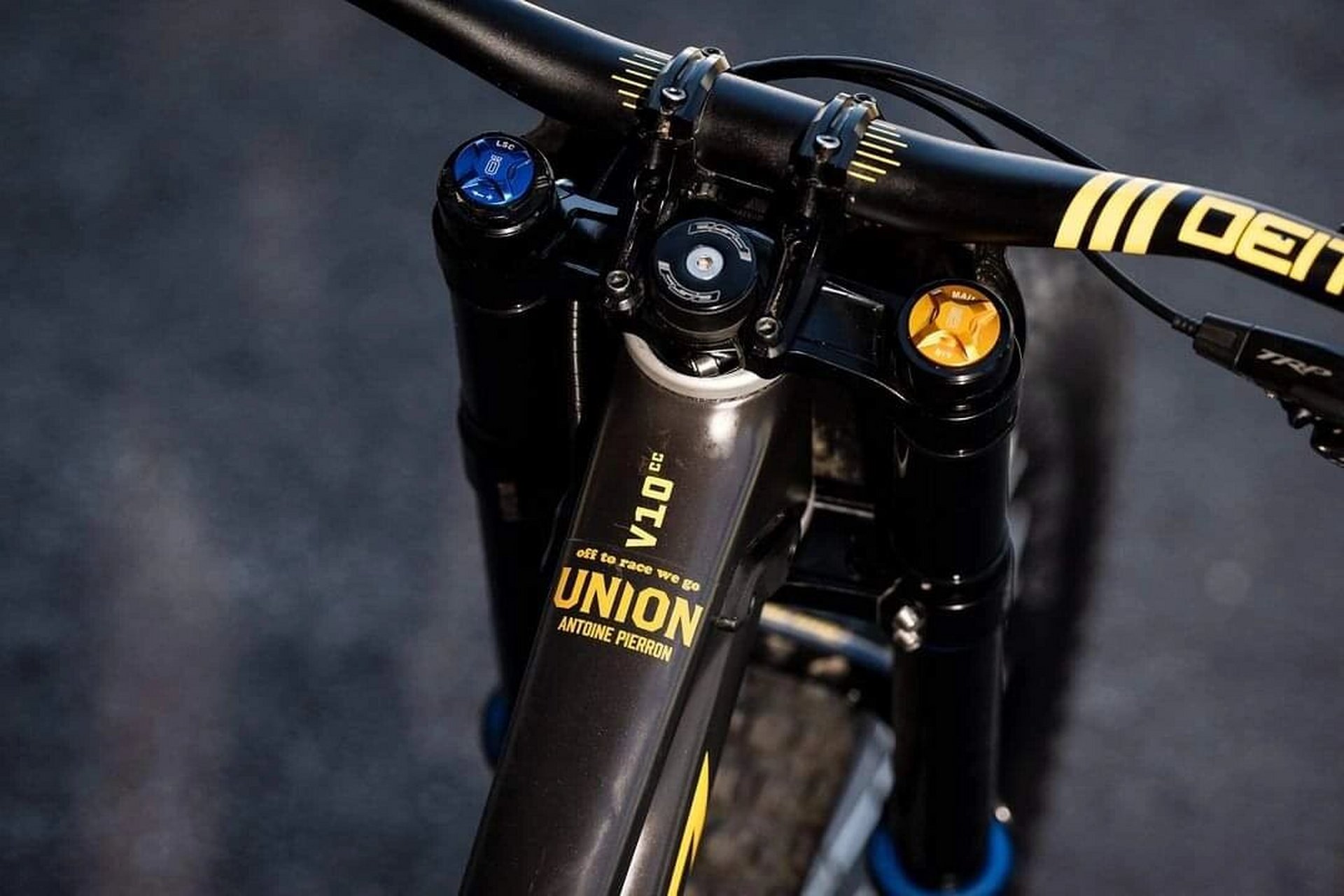 三条裤子 santa cruz v10 cc 速降山地车 屎有一点点黄