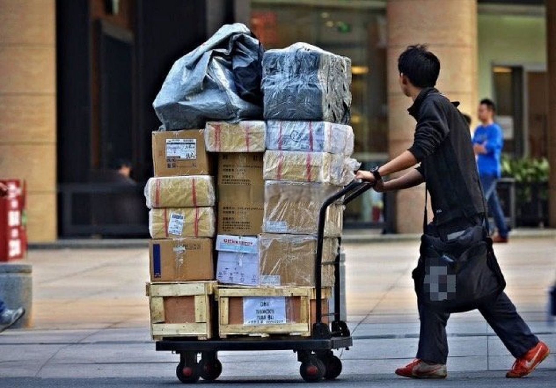 80后小哥送快递3年收入超140万非常钦佩黄先生的努力和奋斗精神