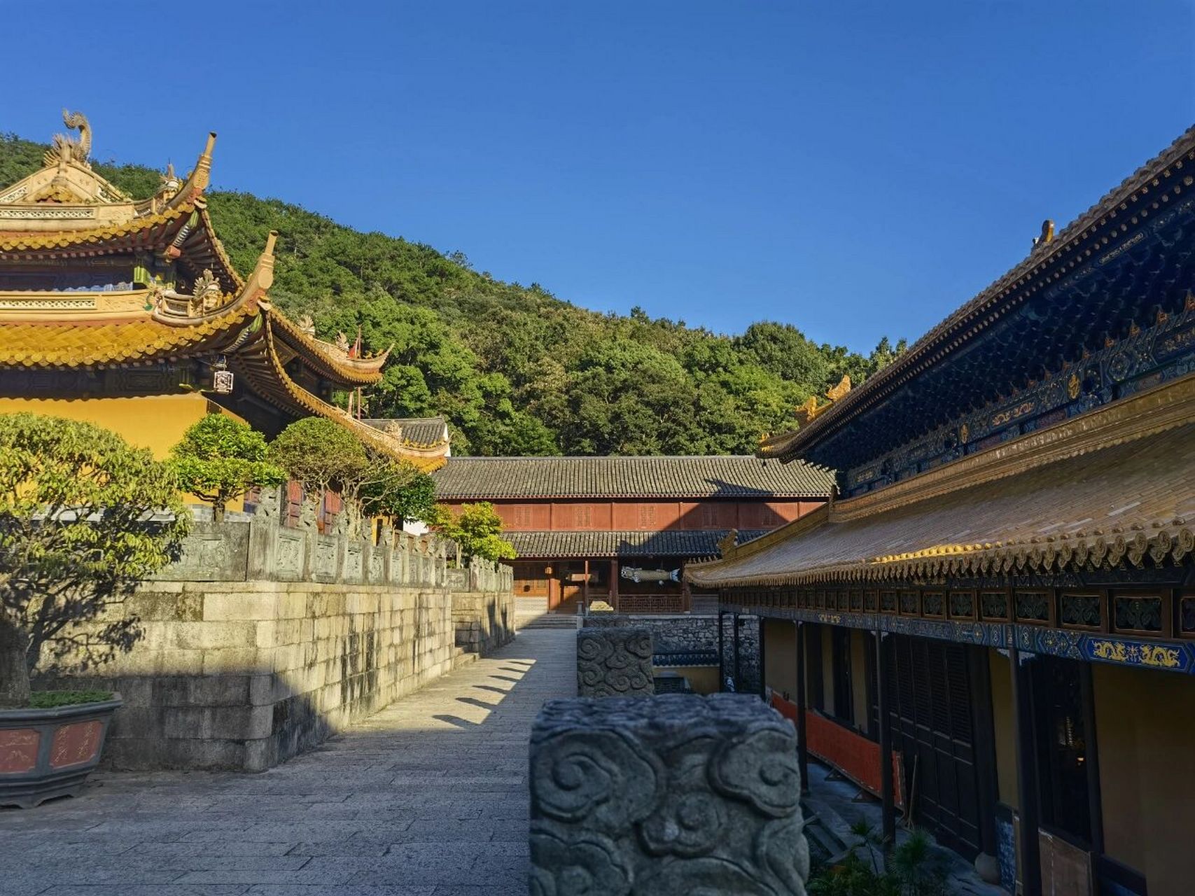 普陀山法雨寺 普陀山法雨禅寺聆听深沉而悠远的钟声,仰望庄严而神圣的