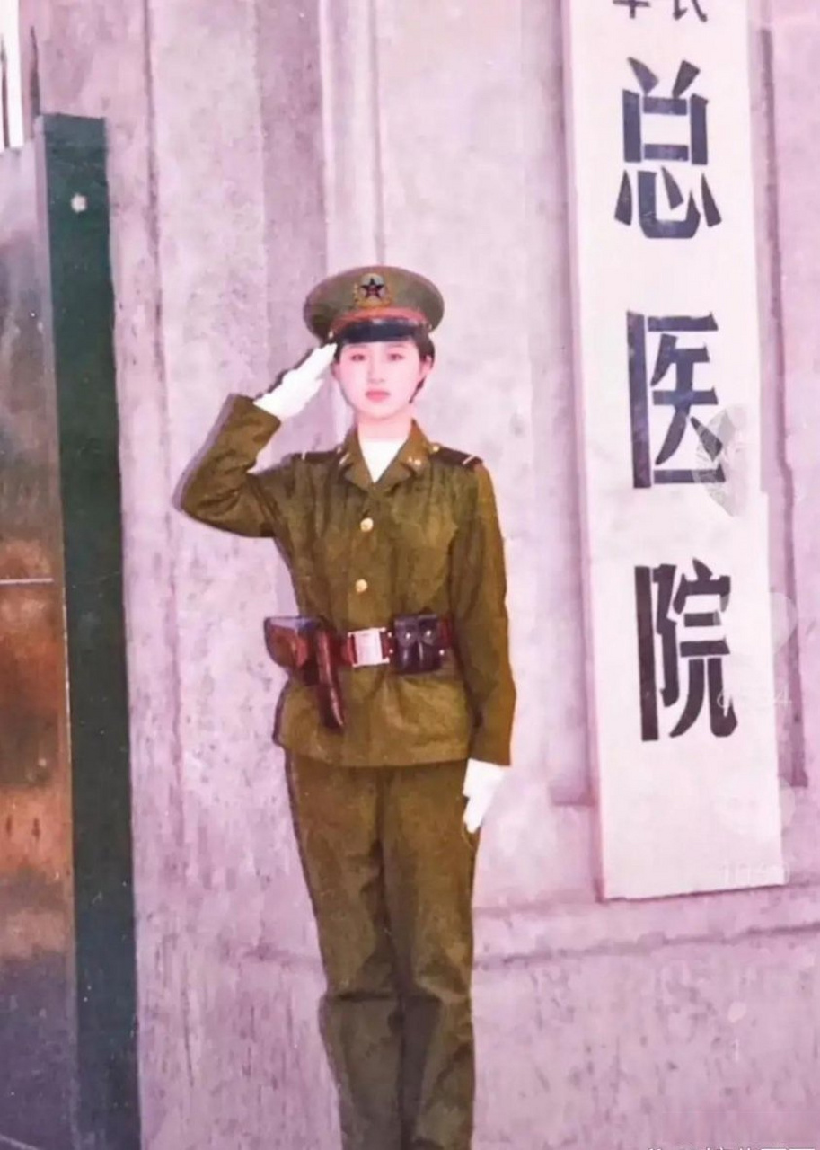 一身戎装,腰别钢枪,昂首挺胸的警卫女兵. [赞]