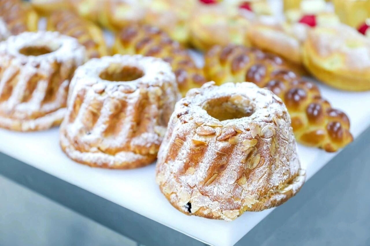 面包酵母可以分为鲜酵母,活性干酵母,高活性干酵母三类. .