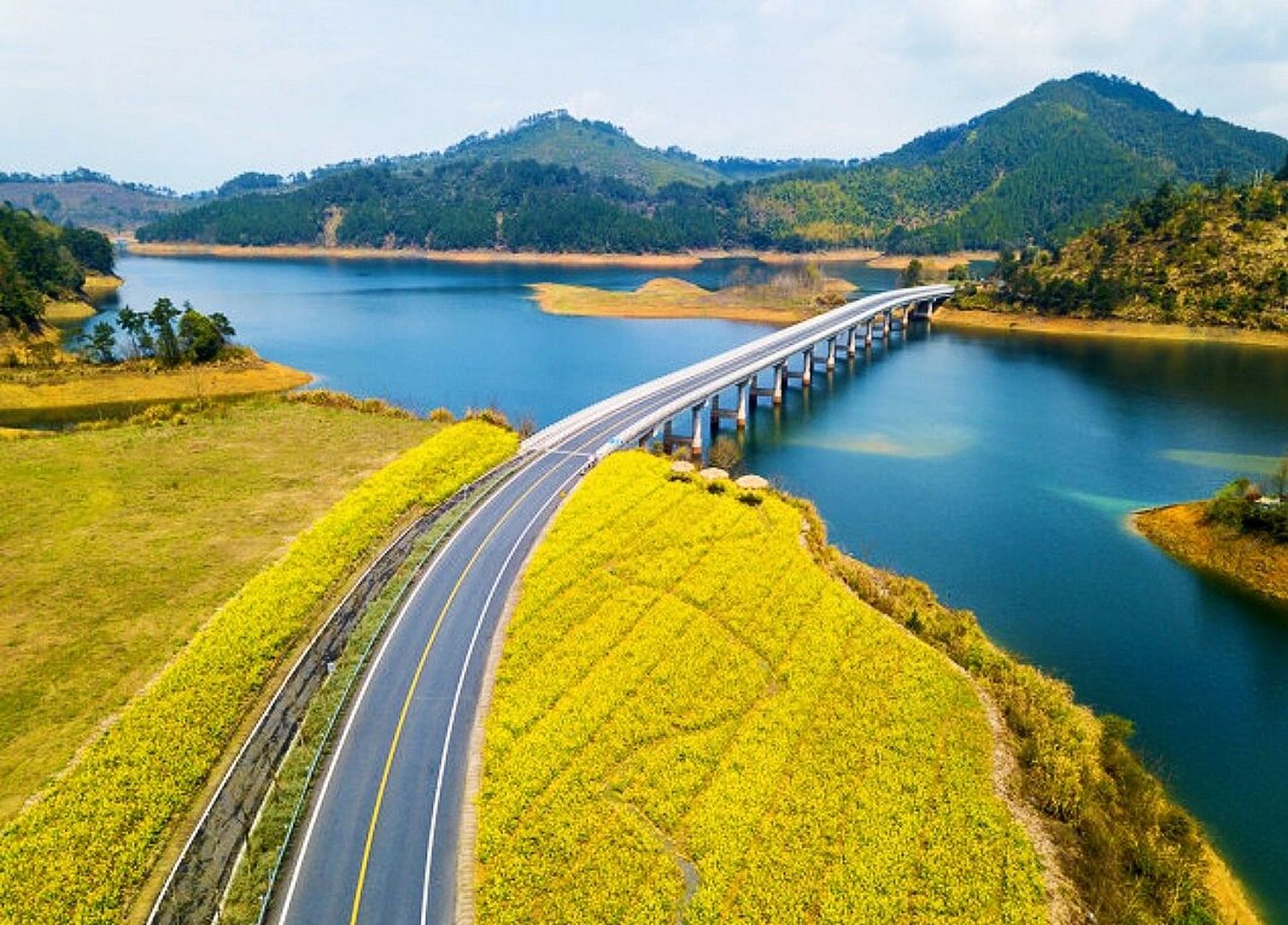 "千岛湖"           	 91 千岛湖,又名新安江水库,位于浙江省杭州市