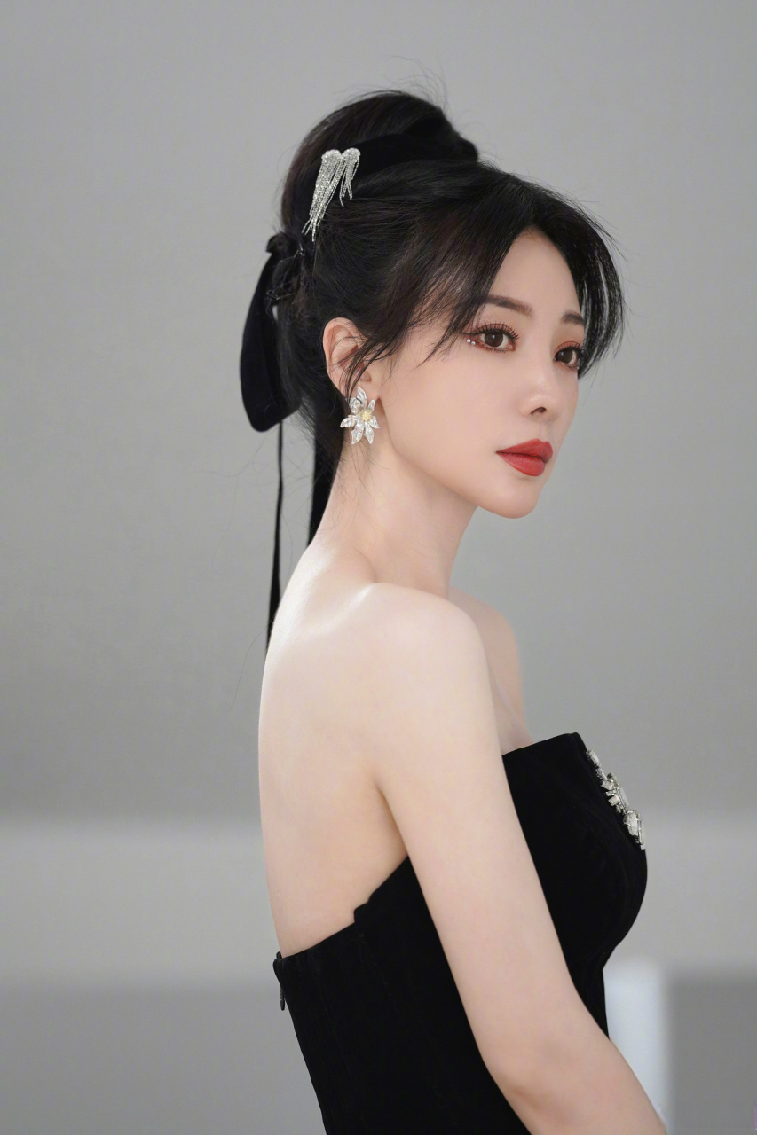 今晚凌云学院毕业大考,纯黑镶钻裙搭水钻眼线96 中分盘发绑长发带