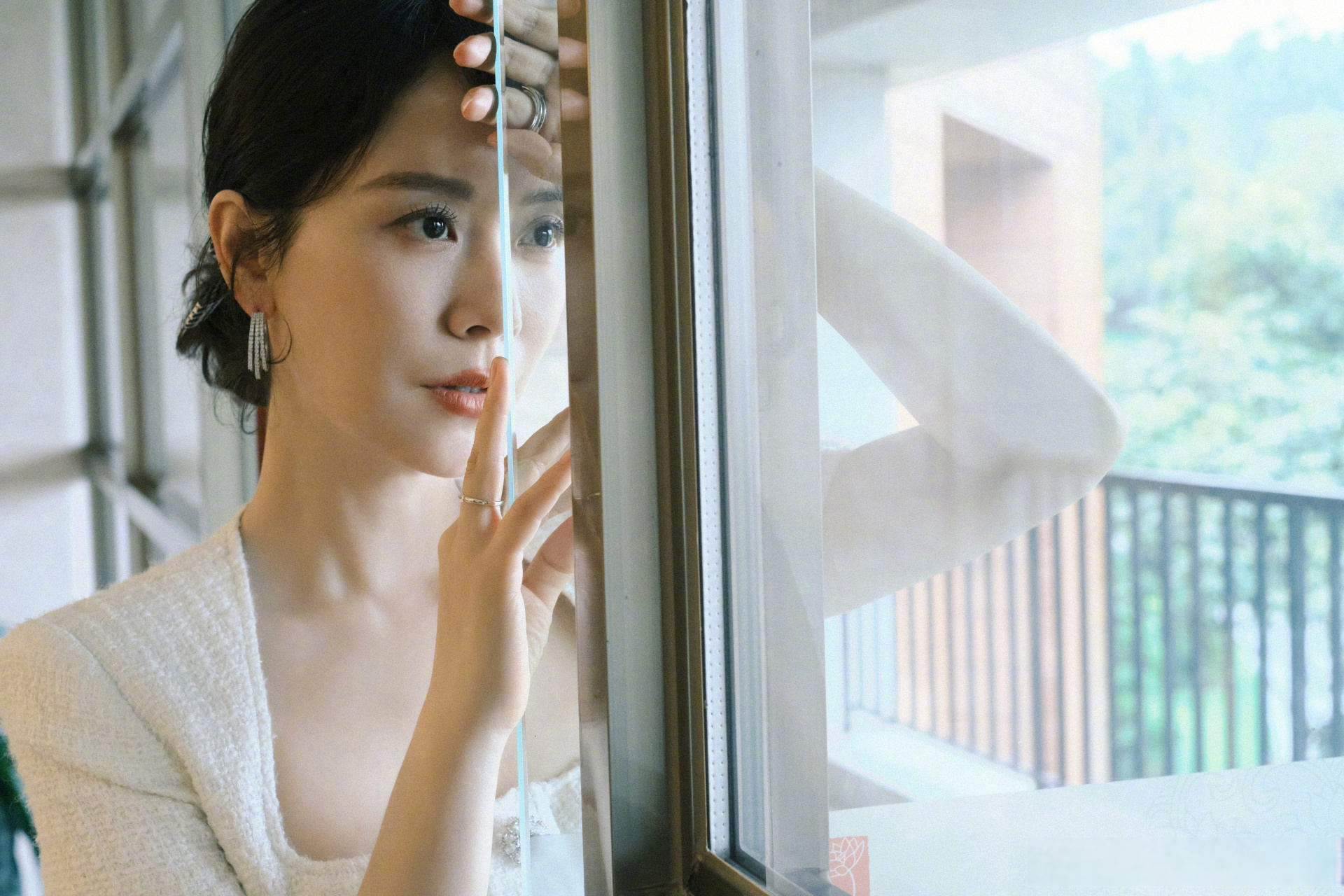 星尚人# @海清 今日受邀参加诗尼曼的品牌活动,一袭连衣裙,裙摆处