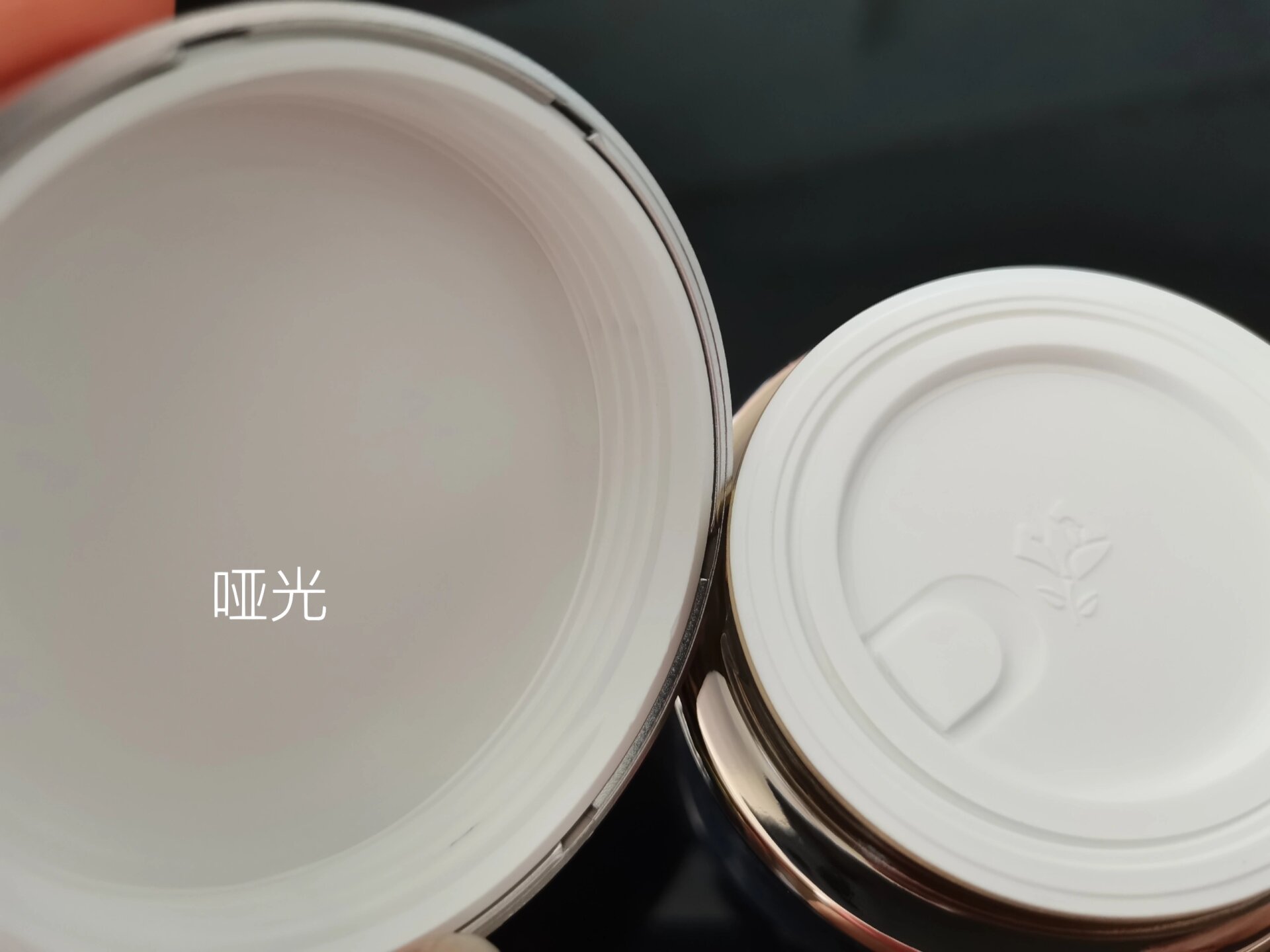 兰蔻菁纯面霜辨真假 对照了很多感觉是真的 但是味道我闻不出有玫瑰味