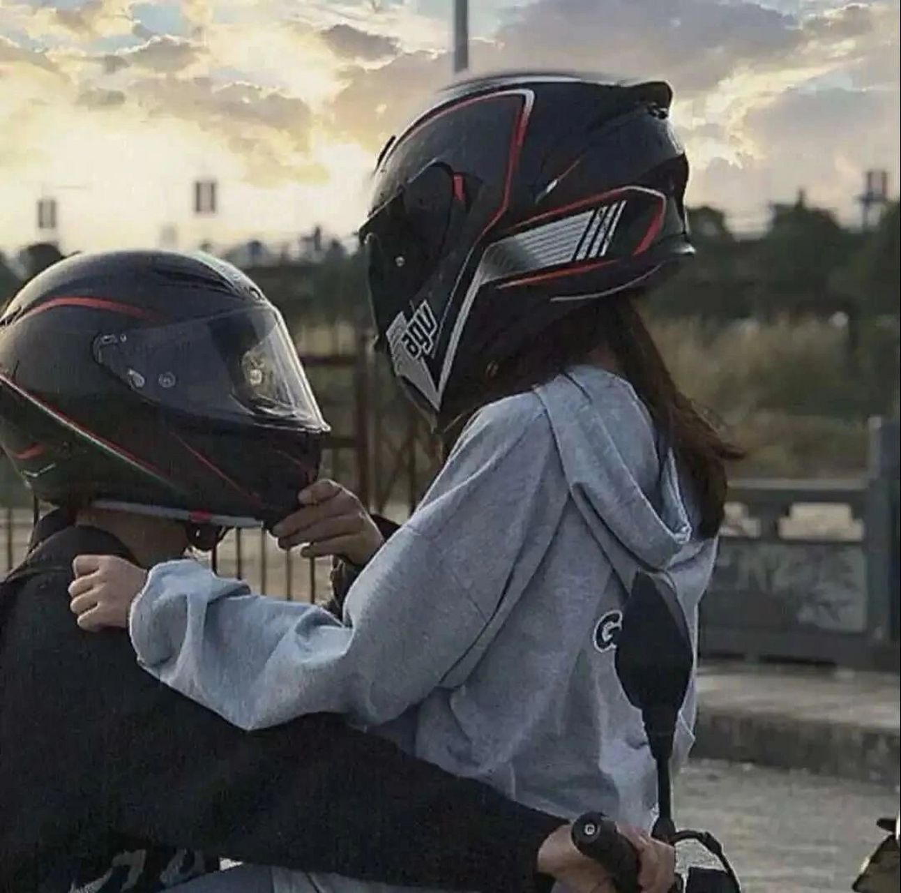 真人情侣机车头像 今天分享一下真人机车情侣头像,喜欢的可以保存或者