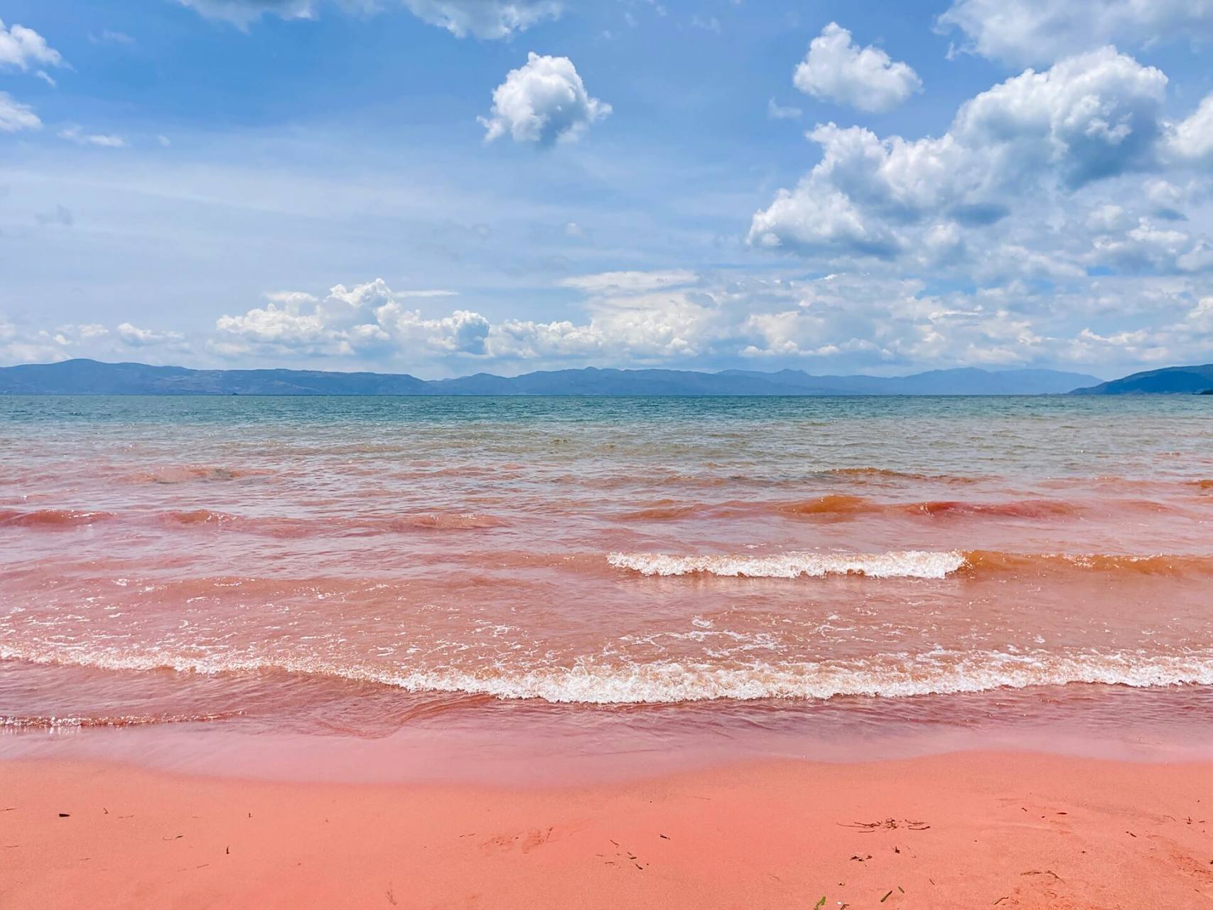 抚仙湖红沙滩 第一次见红色的沙滩,真的很神奇 去之前查攻略看到很多