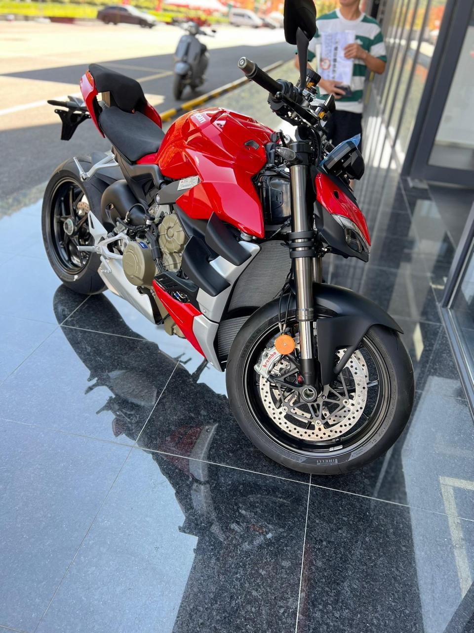 杜卡迪v4街霸,全新以开票没使用,价格美丽18.8w落地包运!