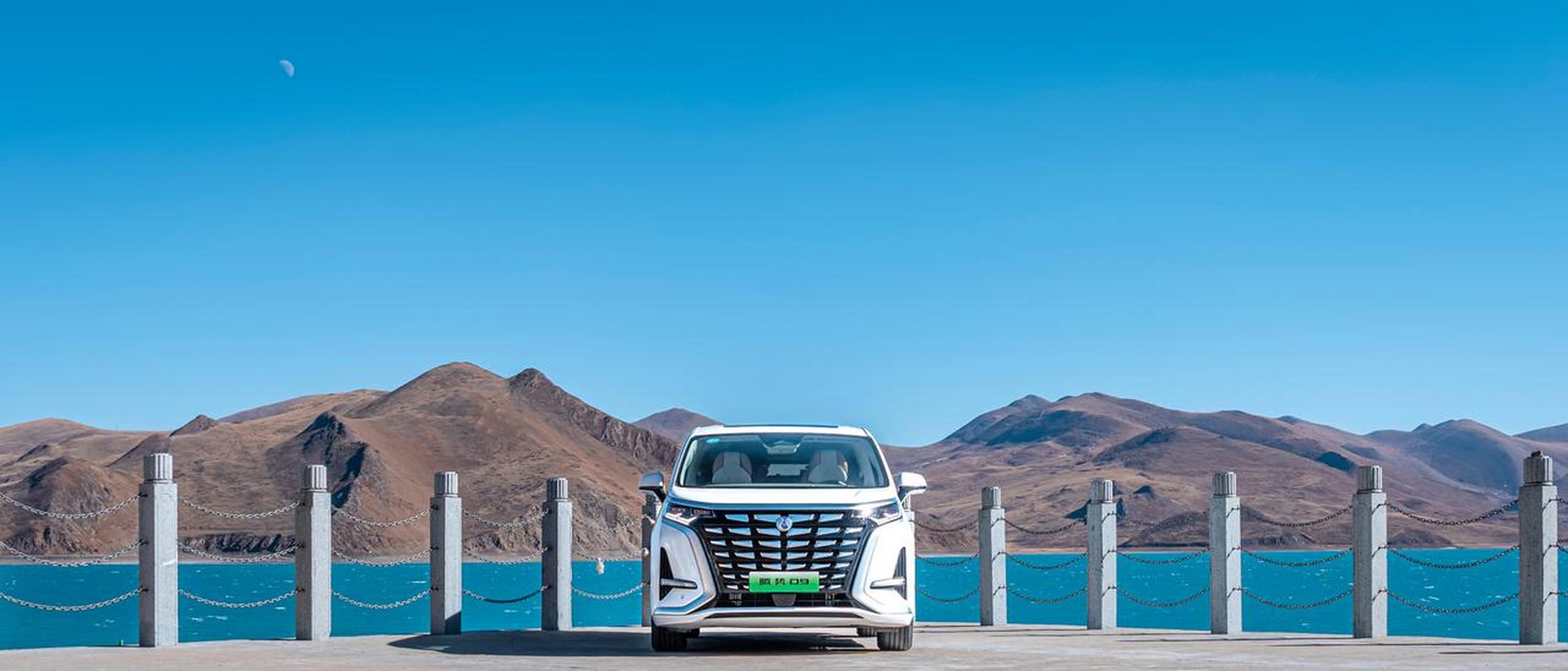 腾势是一个比较有趣汽车品牌,它是汽车巨头奔驰和新能源汽车比亚迪在