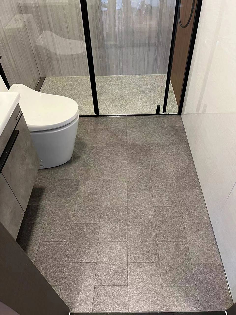 卫生间地面不要传统贴砖了,防滑地板太香了 可以在瓷砖上直接铺贴的东