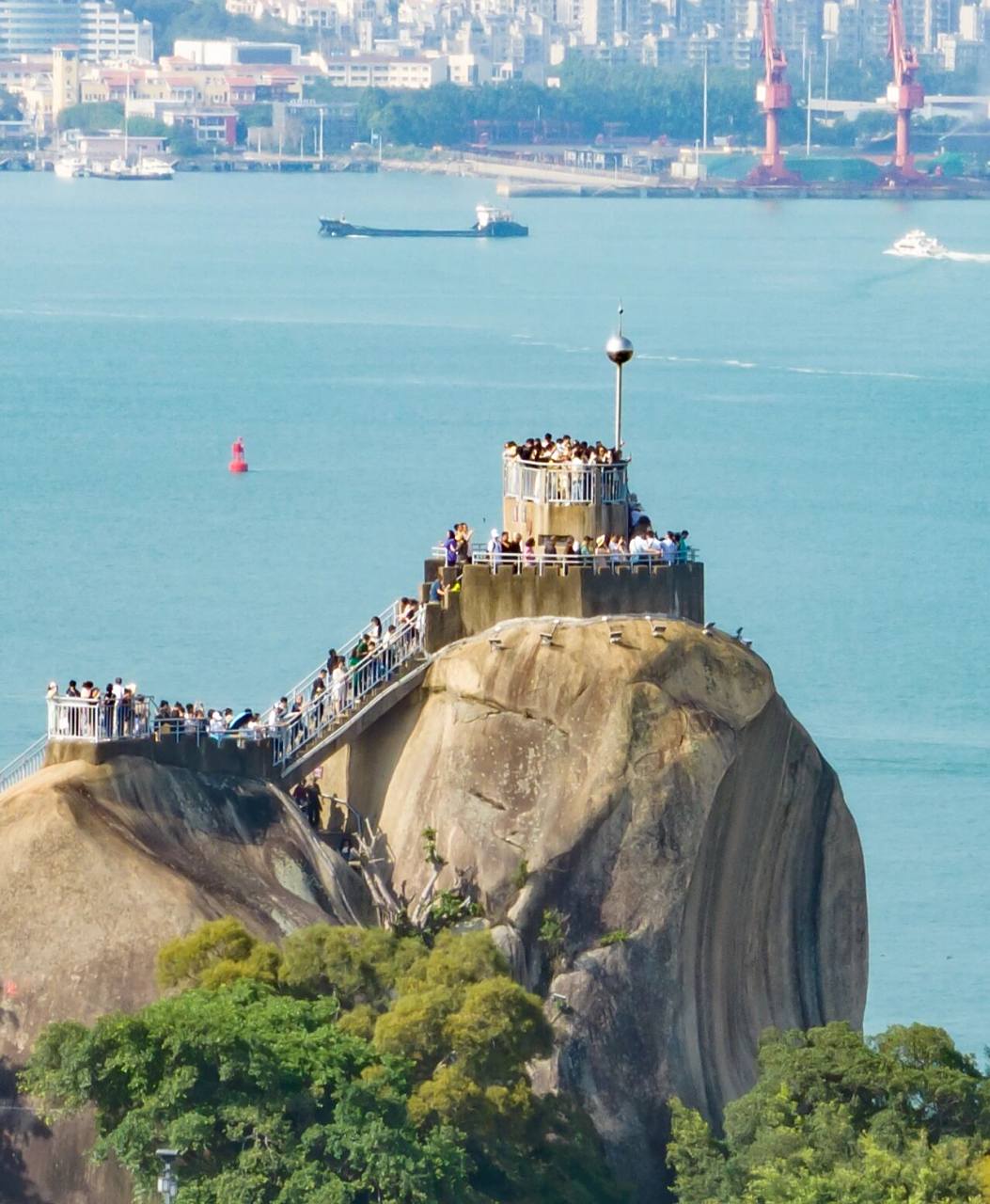 五一早上八点半的鼓浪屿日光岩… 这是赶了第一班船上岸就急行军冲顶