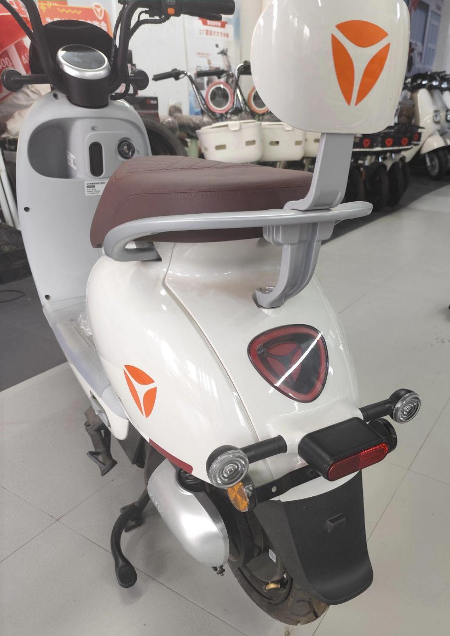 雅迪q6青春版碟刹 轻巧玲珑造型 碟刹稳定制动 nfc智能刷卡控车 仅需