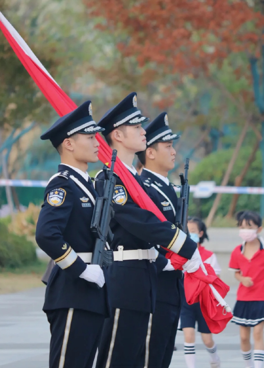 身穿新式警礼服,庄严升国旗.