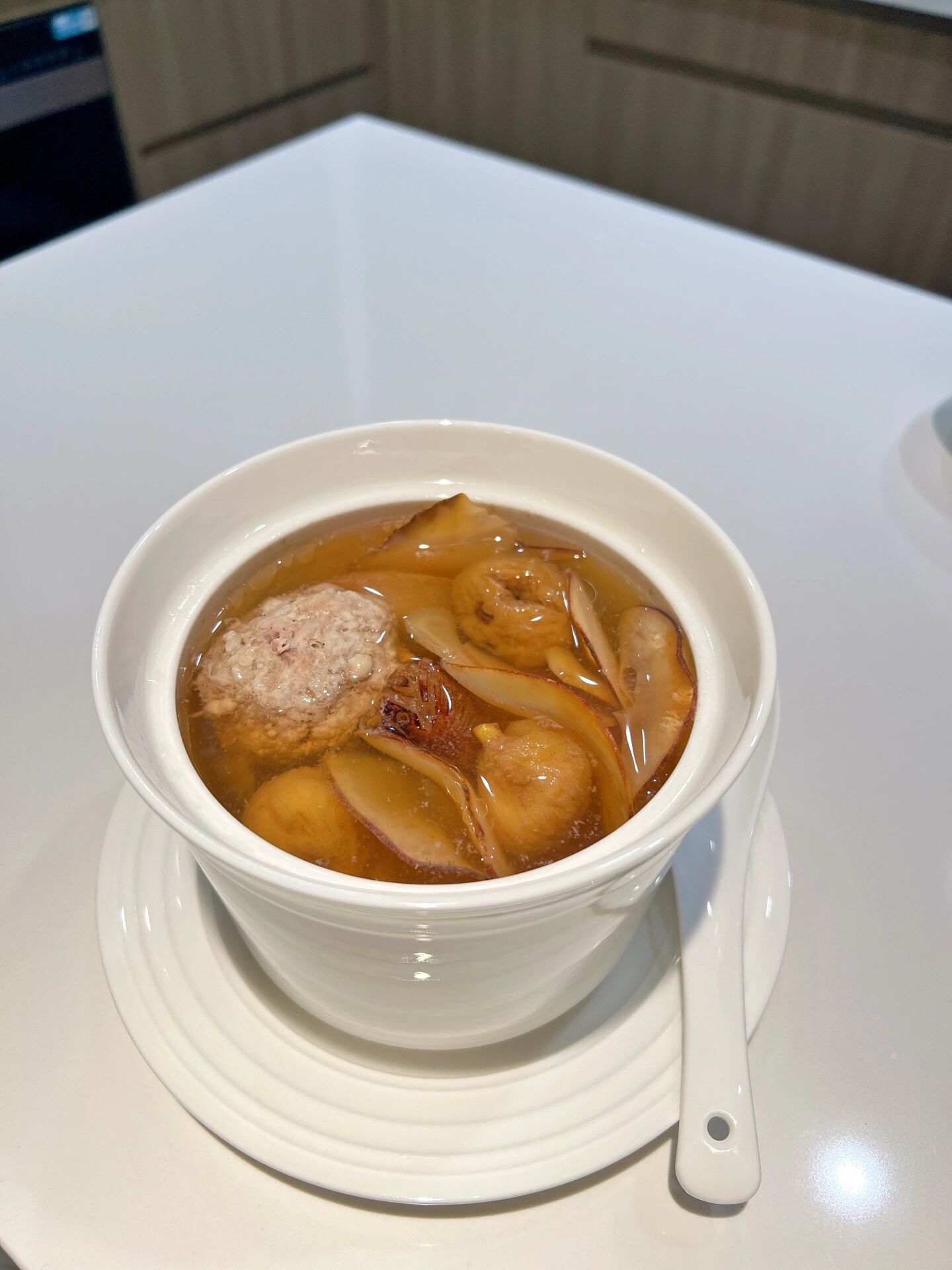 春季食补|润肺养颜海底椰雪梨无花果炖瘦肉