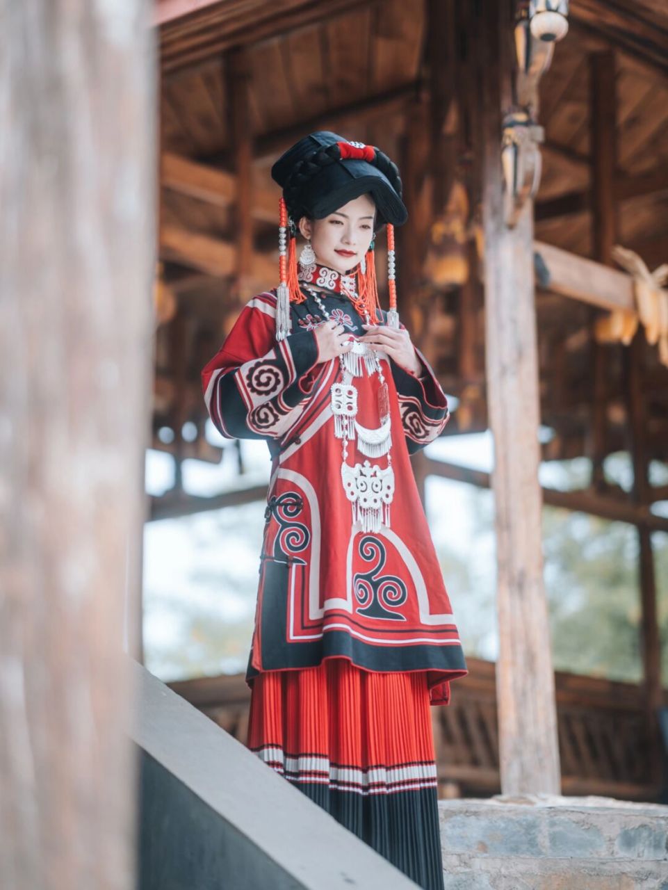 95此套为凉山彝族服饰,头饰为凉山依诺地区"千层瓦盖头". .