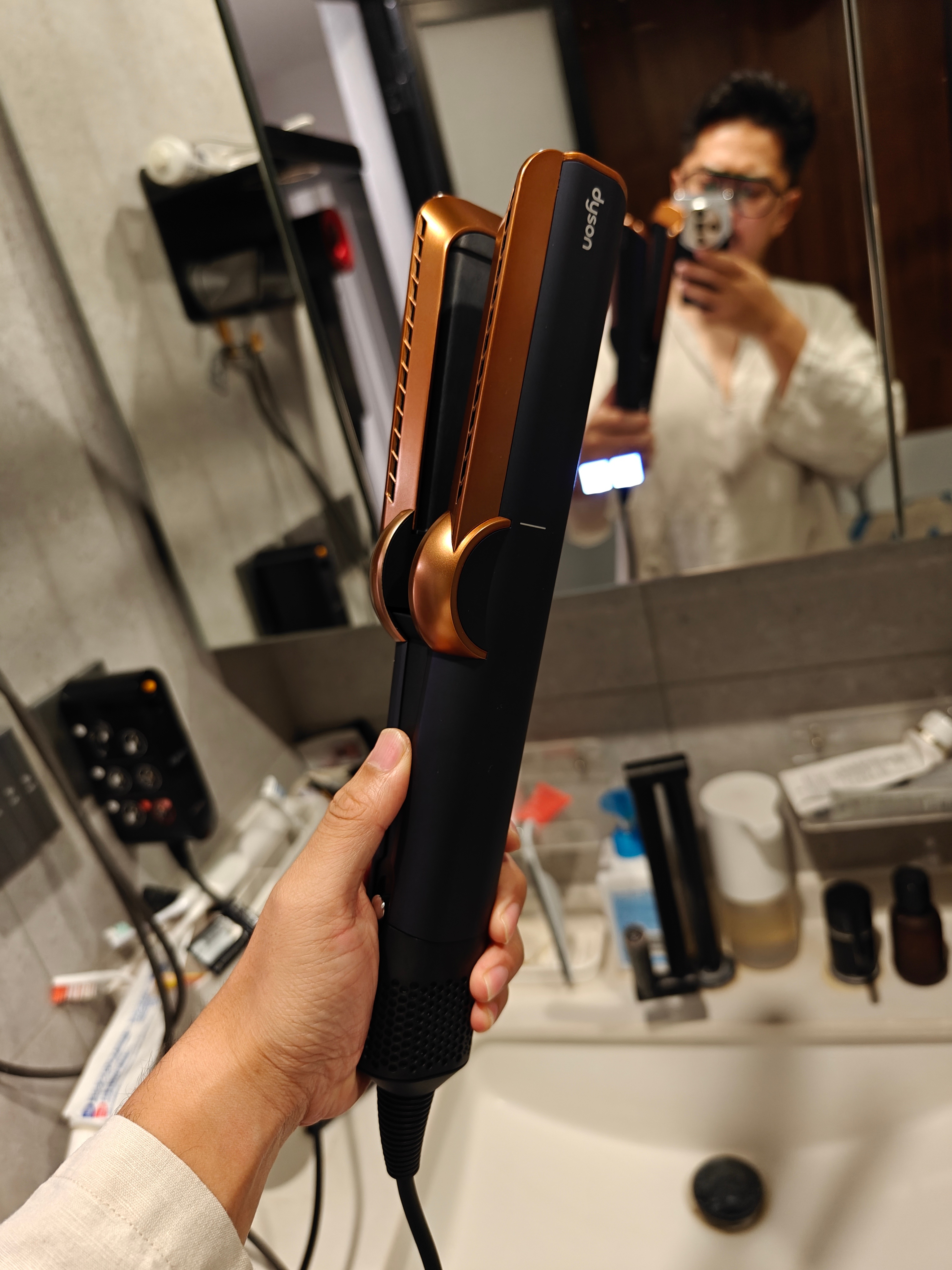 为了避免媳妇念叨我,我斥巨资给买了个戴森的卷发棒,这玩意看说明猛的