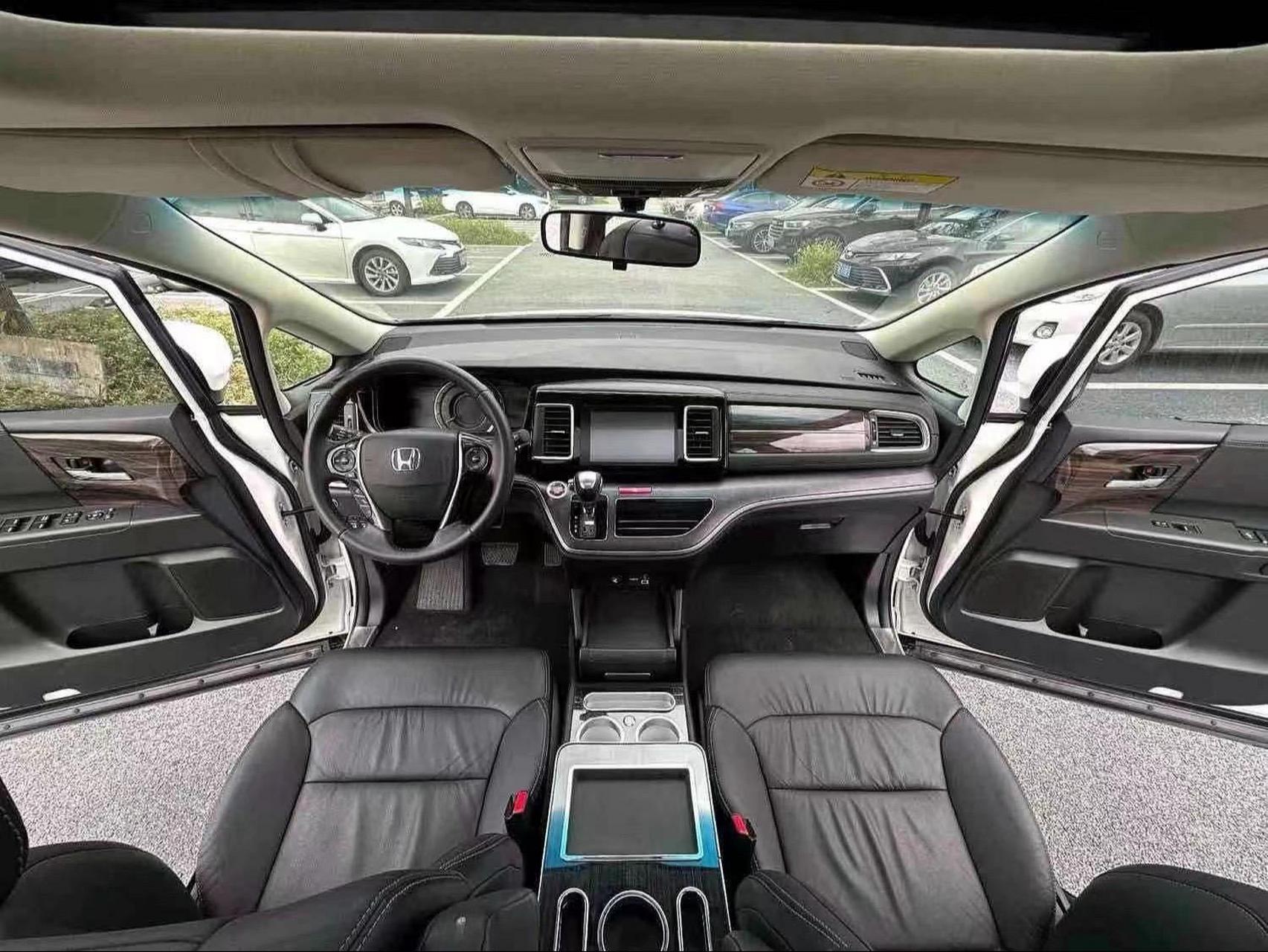 本田艾力绅.2.4l自动风尚版 真皮多功能方向盘.定速巡航.大屏娱乐.