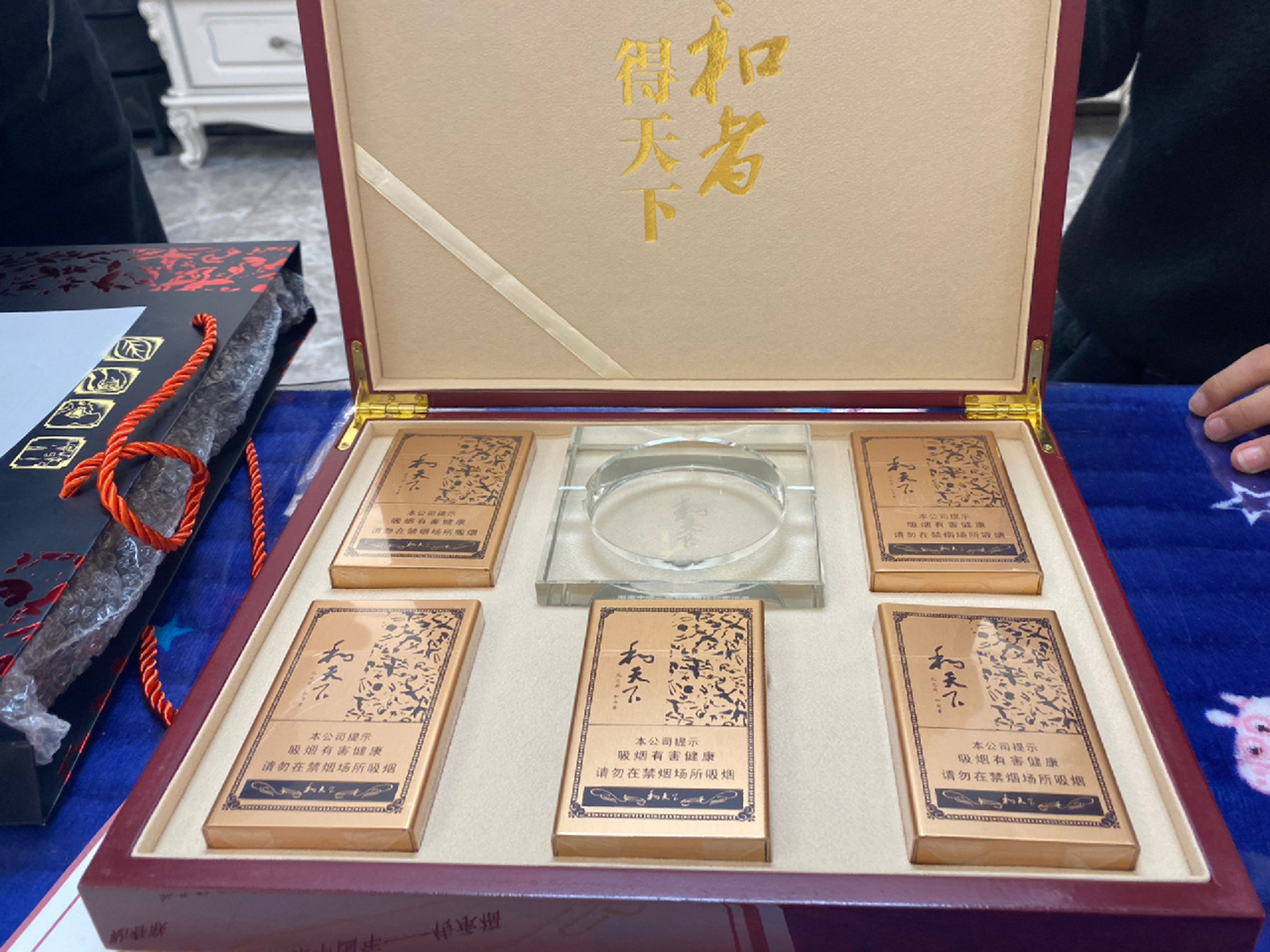 和天下礼盒 默默问一下这种礼盒售价是多少呀,还没见过这种和天下.