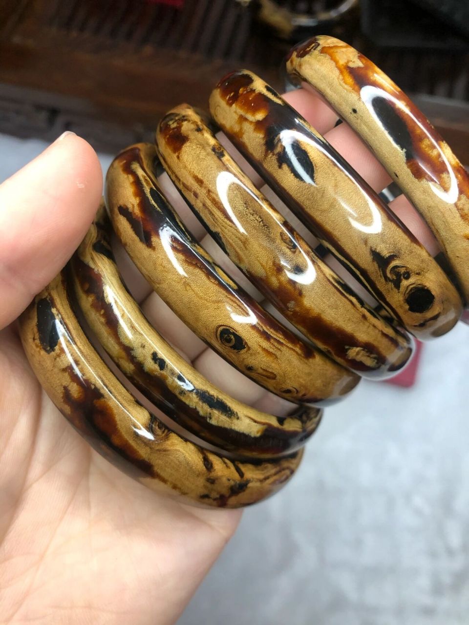 黑珊瑚海柳血柳手镯 海柳手镯的功效 1,抗衰老 海柳手镯质地温润,不仅