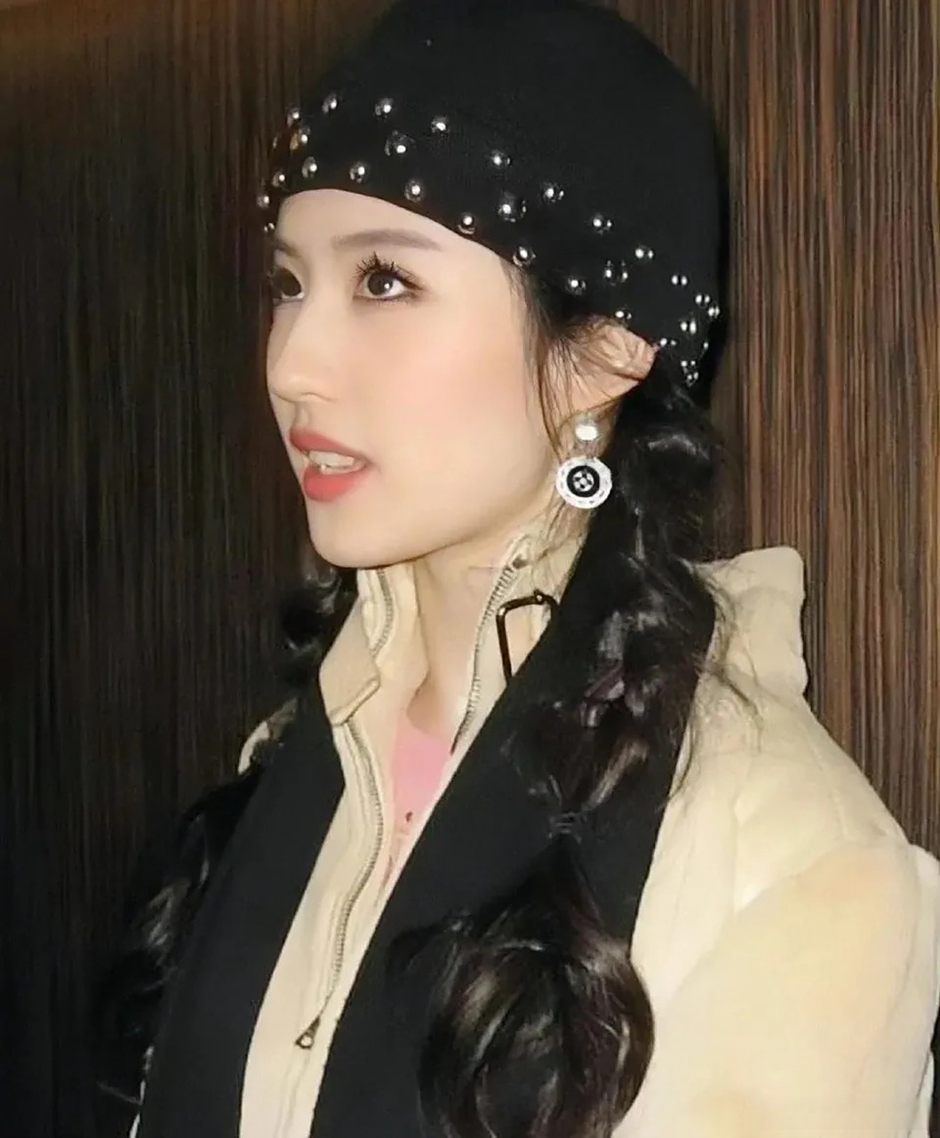 刘亦菲早期麻花辫带帽子旧图,感觉现在穿搭现在也很流行