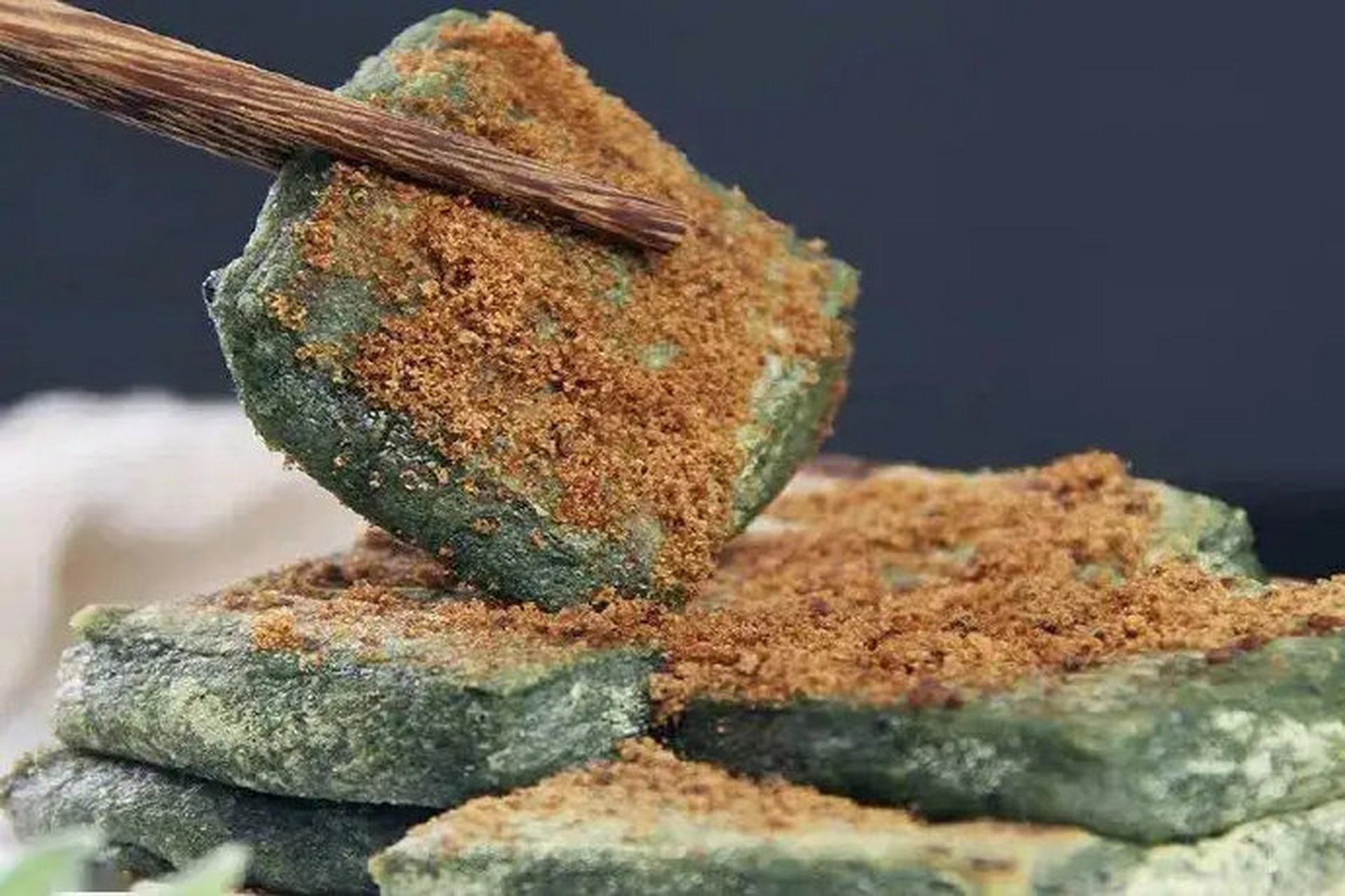 寻美宁波#【#宁波人春天必吃美食青麻糍#[色]】麻糍谐音"呒事",寓意