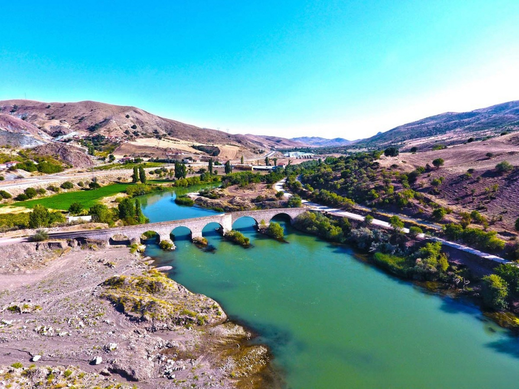 克孜勒河(k03z03l03rmak)是土耳其最长的河流,全长1355公里.