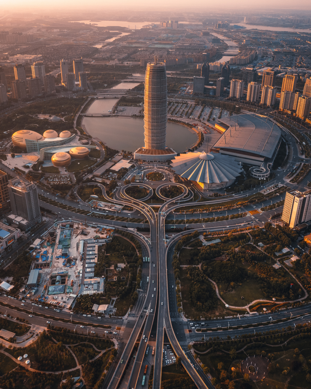 号称"中原第一高楼"的河南郑州大玉米楼高280米,矗立在郑东新区cbd