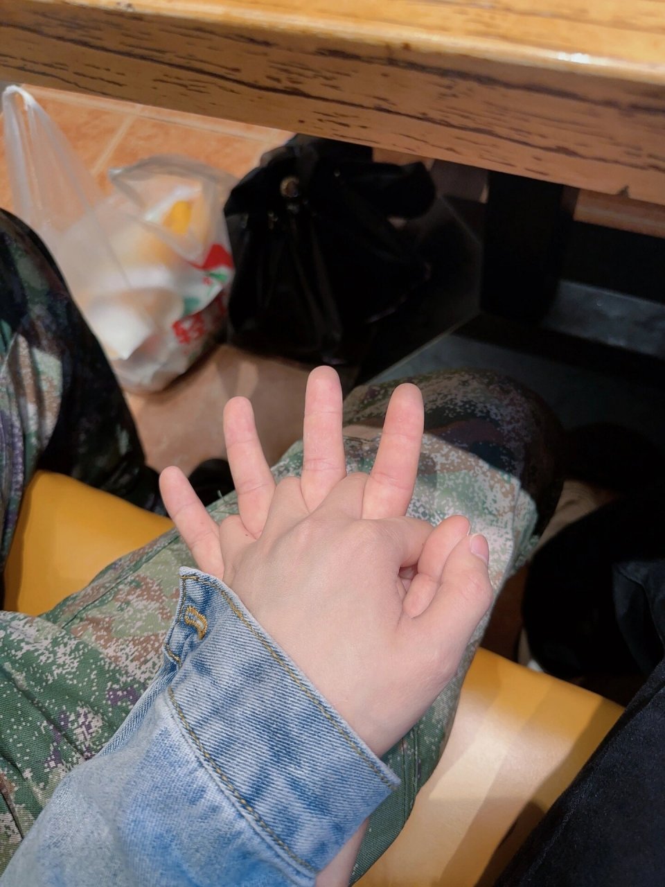 异地军恋～与兵哥哥见面的牵手照～ 我们见面真的好难啊😭相信很多
