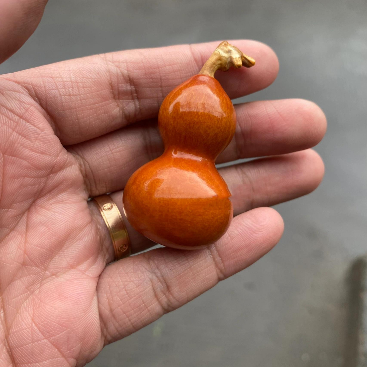 葫芦盘玩攻略 1,盘的不要太频繁 盘玩的次数要根据葫芦前期晾晒的时间