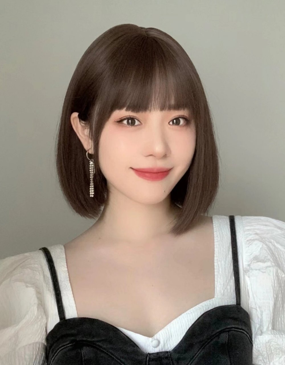 短发美女一定要染的一款发色 蜜糖醇棕色搭配短发,展现温暖甜美的时尚