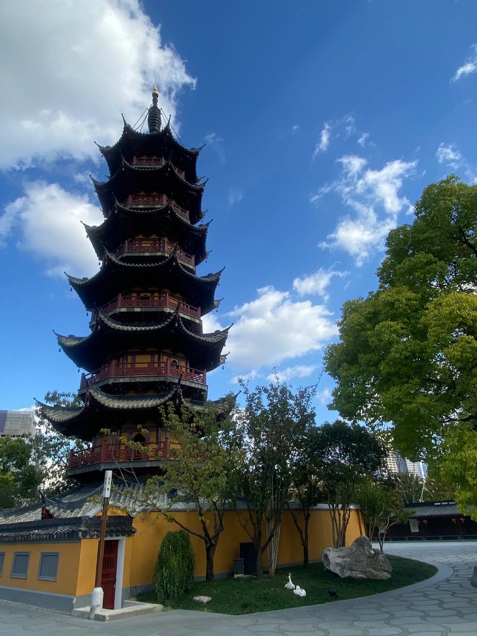 龙华寺 龙华寺(上海话拼音:lhonghhoshi,发音:)是座落于中国上海市