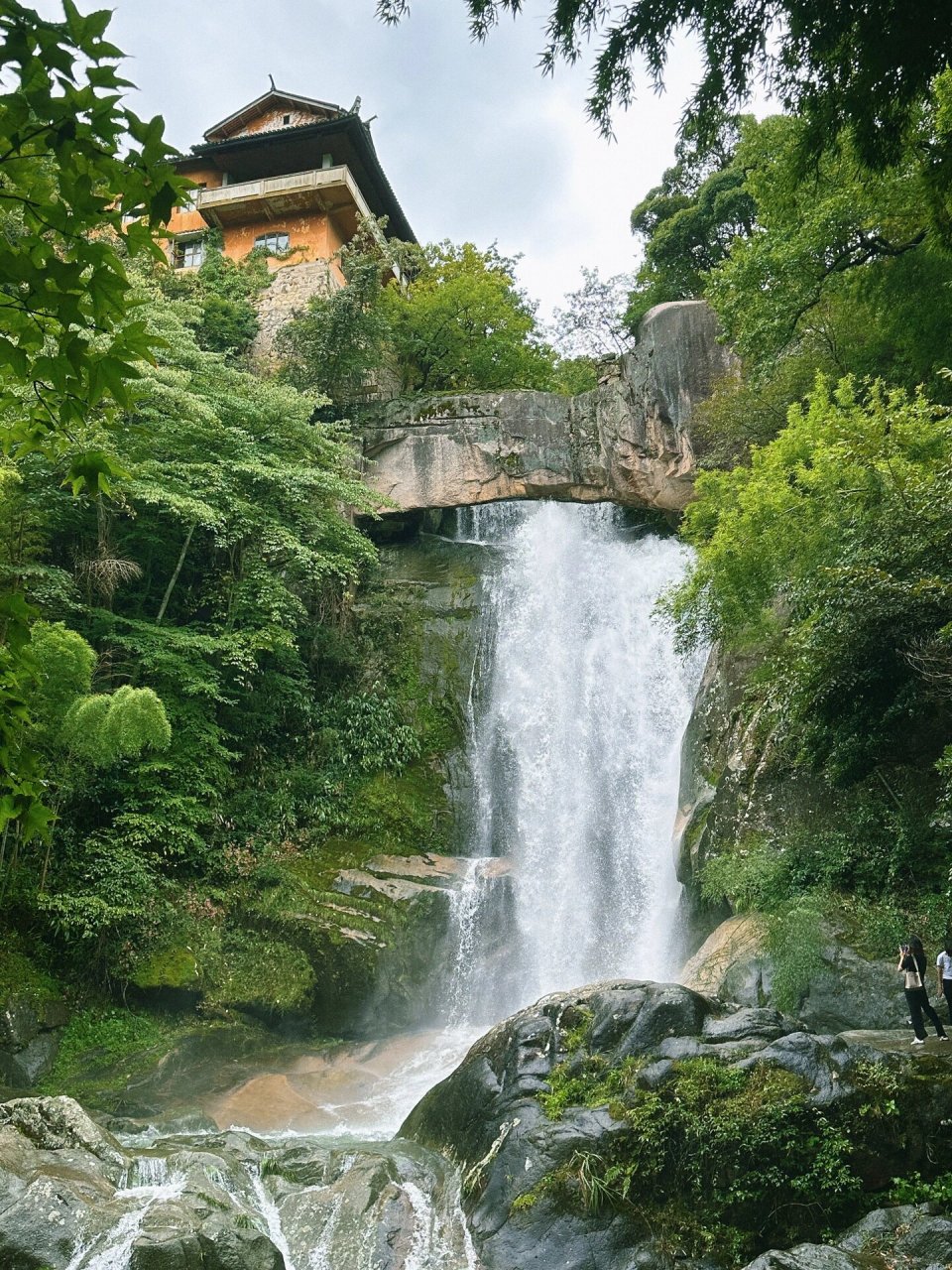 石梁飞瀑景区 石梁飞瀑位于浙江省天台县城北22公里的天台山中,是浙东