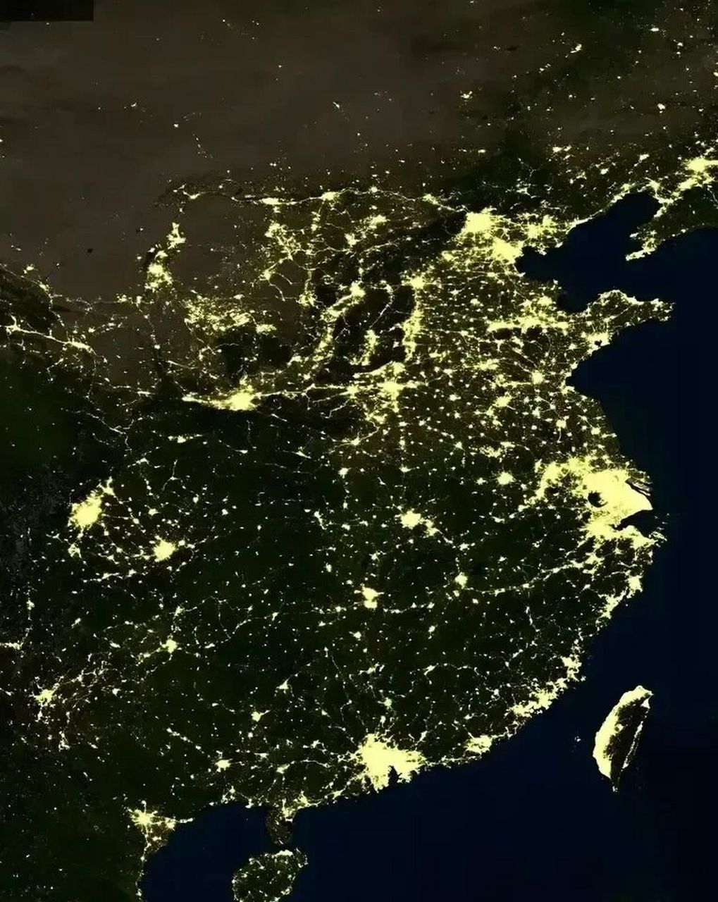 中国城市灯光图 最亮是长三角地区,以上海为中心,灯光已经连成一片,向