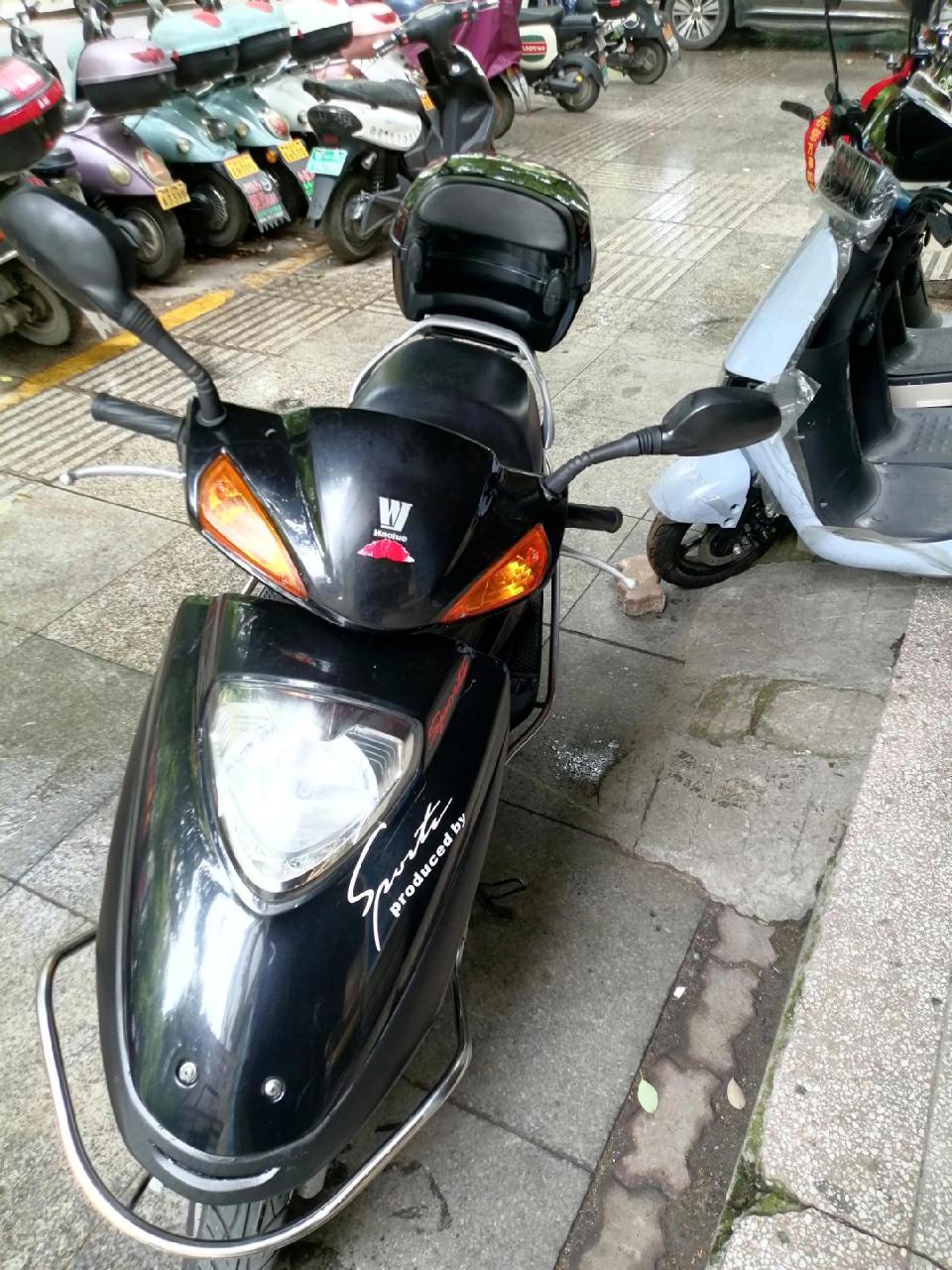 豪爵雨钻踏板摩托,原版原漆质量杆杆的,新车声音状态,只跑1万多公里