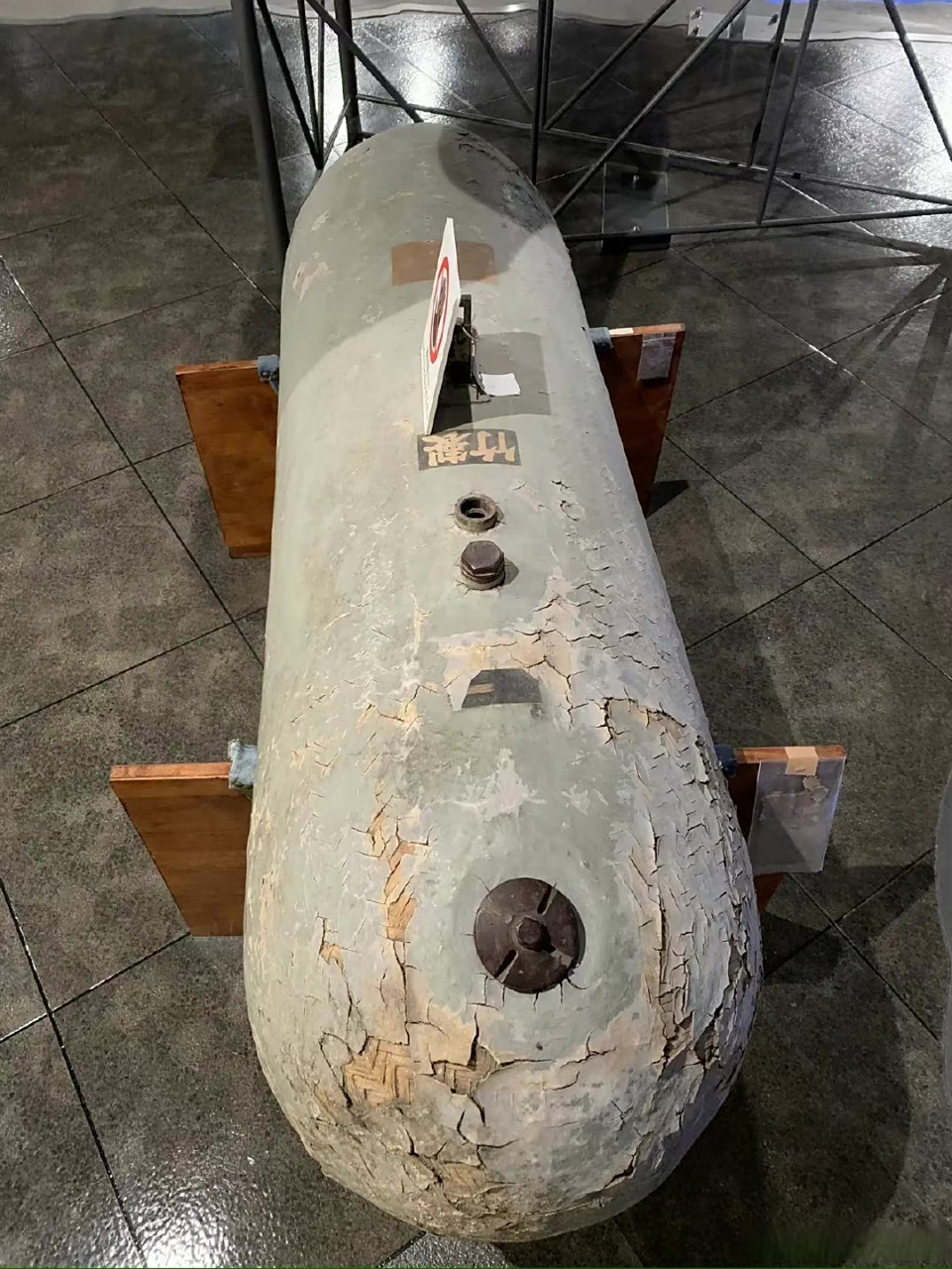 二战时期用竹子编的飞机副油箱,鬼子投降前由于物资匮乏的产物.