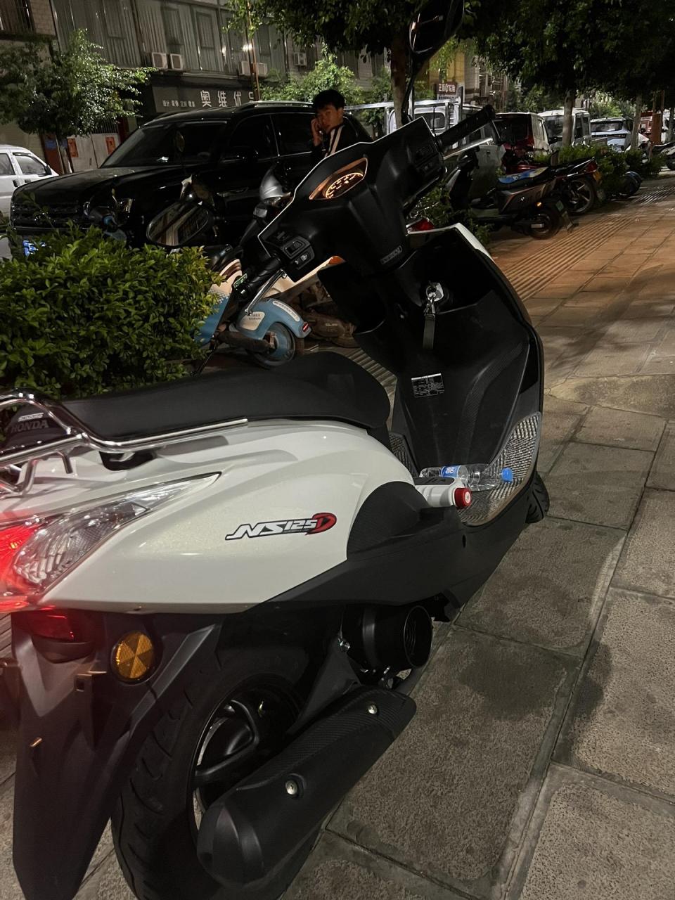 出售新大洲本田ns125d电喷踏板车 刚买三个月 牌还没上 车况精品 手续