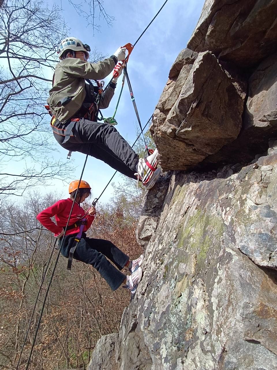 紫金山攀岩绳降活动 攀岩(rock climbing)是一项在天然岩壁或人工岩壁