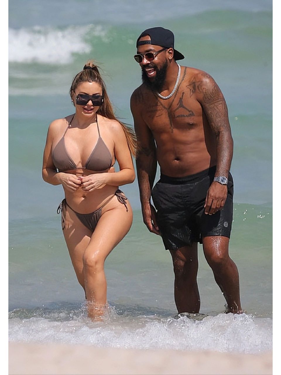 皮蓬前妻与乔丹儿子海边约会 ## 皮蓬48岁的前妻拉尔萨,和乔丹32岁的