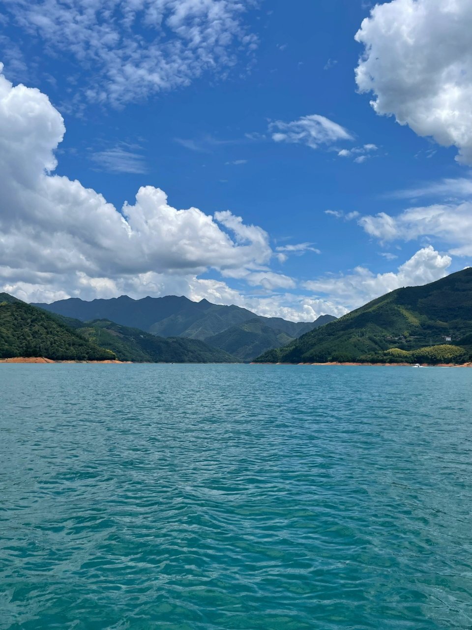 衢州仙霞湖的风景美如画 仙霞湖面积特别大,乘坐快艇在湖面驰骋,被