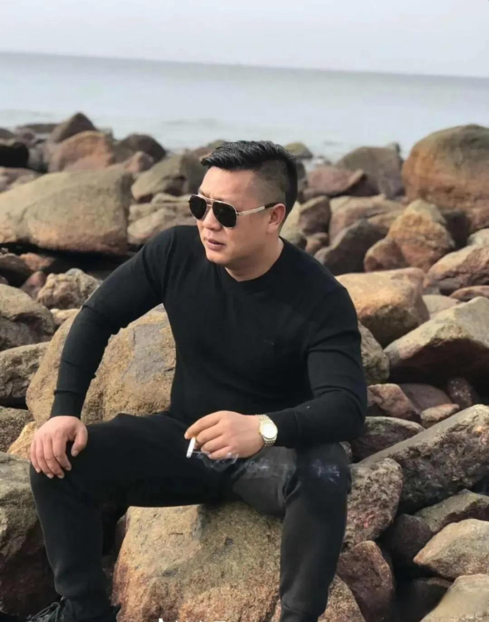 昨天拥有600万粉丝的张大炮突然在账号上发布一则消息:"从此再无600万