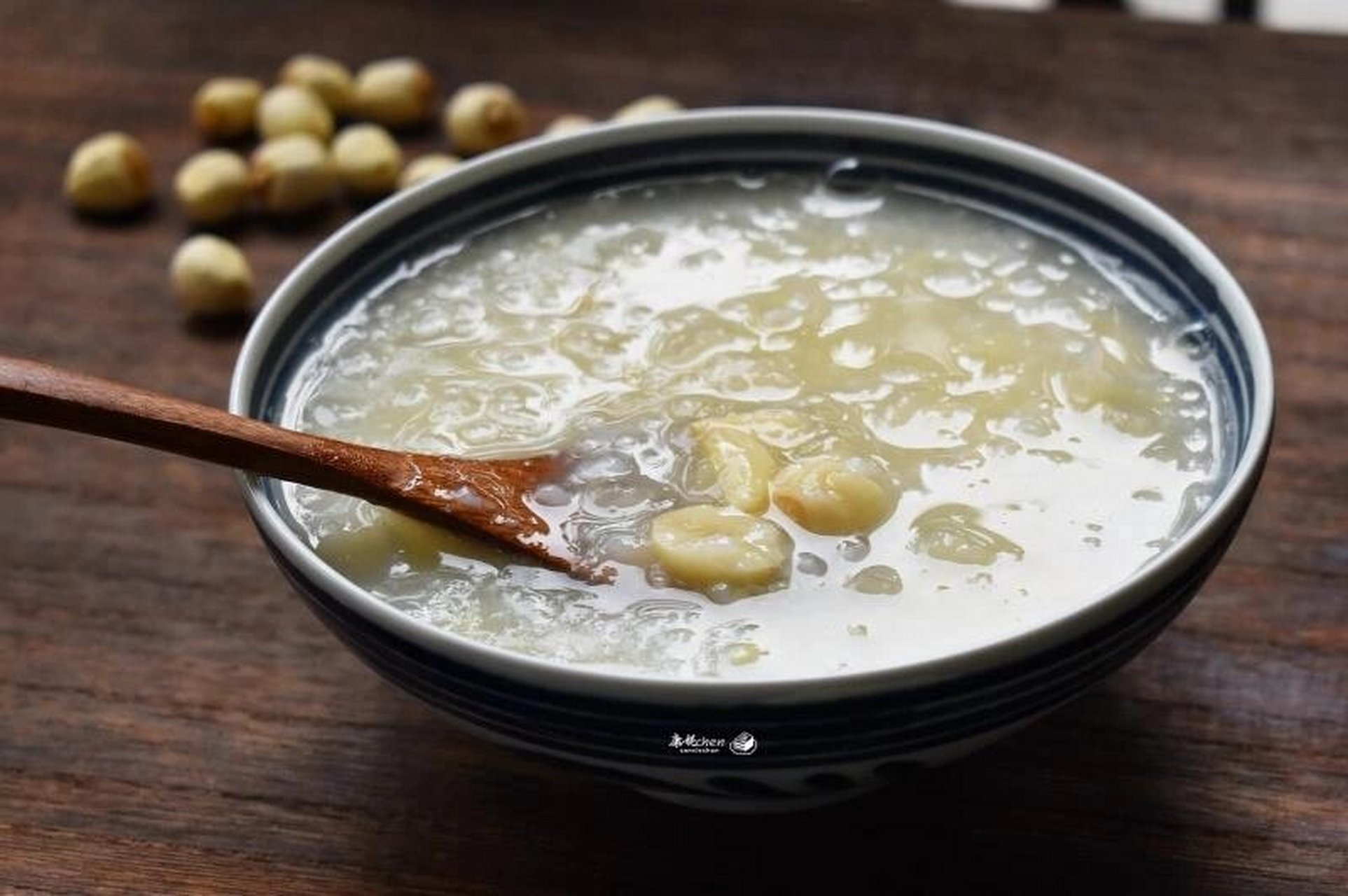 莲子银耳粥 冬季空气干燥,皮肤容易出现干裂,莲子和银耳有健脾养胃和