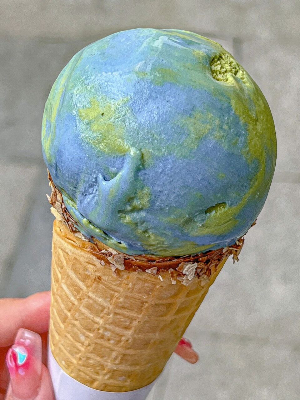 在南京炫上地球冰淇淋了9115块很难不爱01 抹茶77蝶豆花口味的